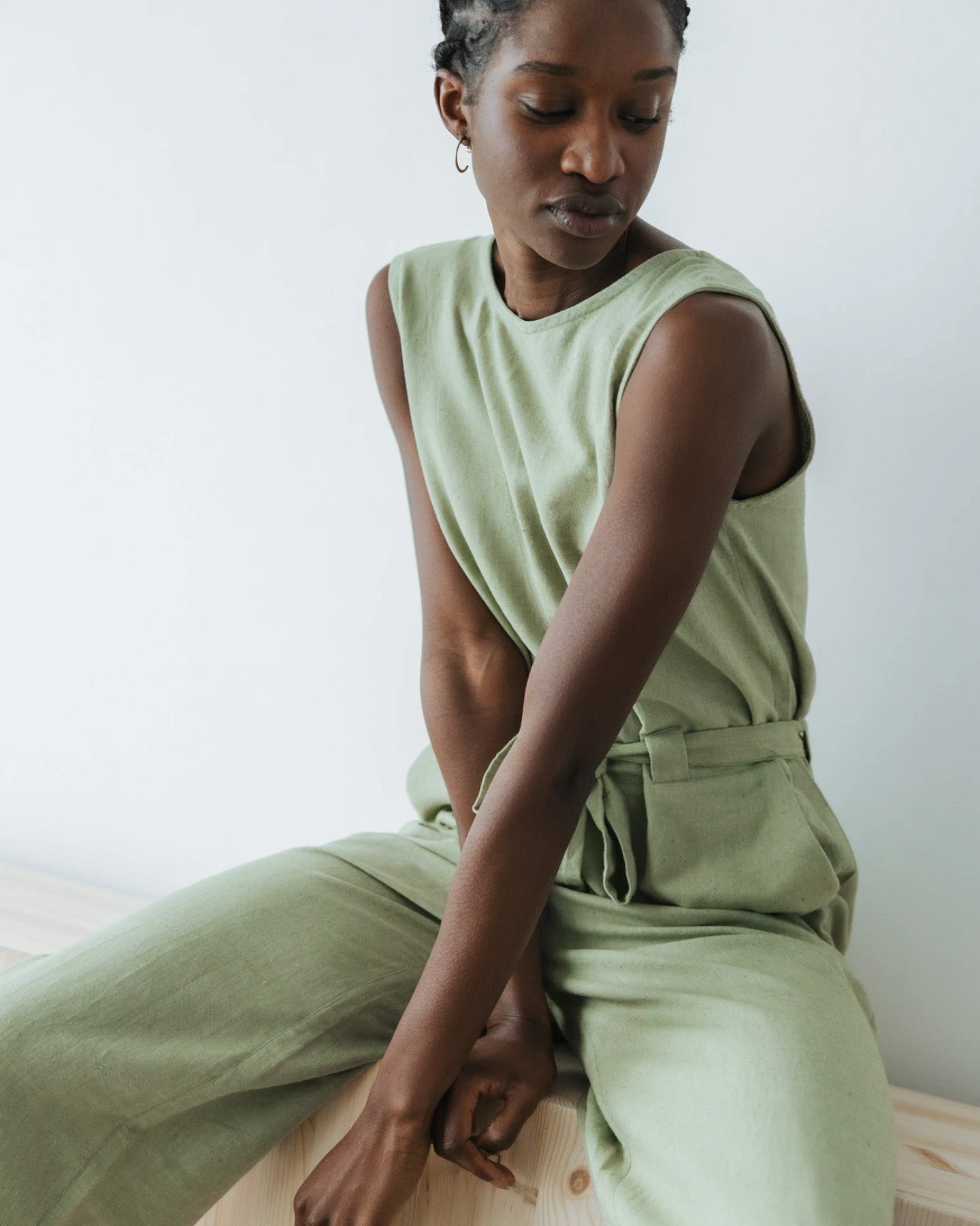 Jyoti - Fair Works Damen vegan Jumpsuit Jalina Lindgrün – Ansicht 2