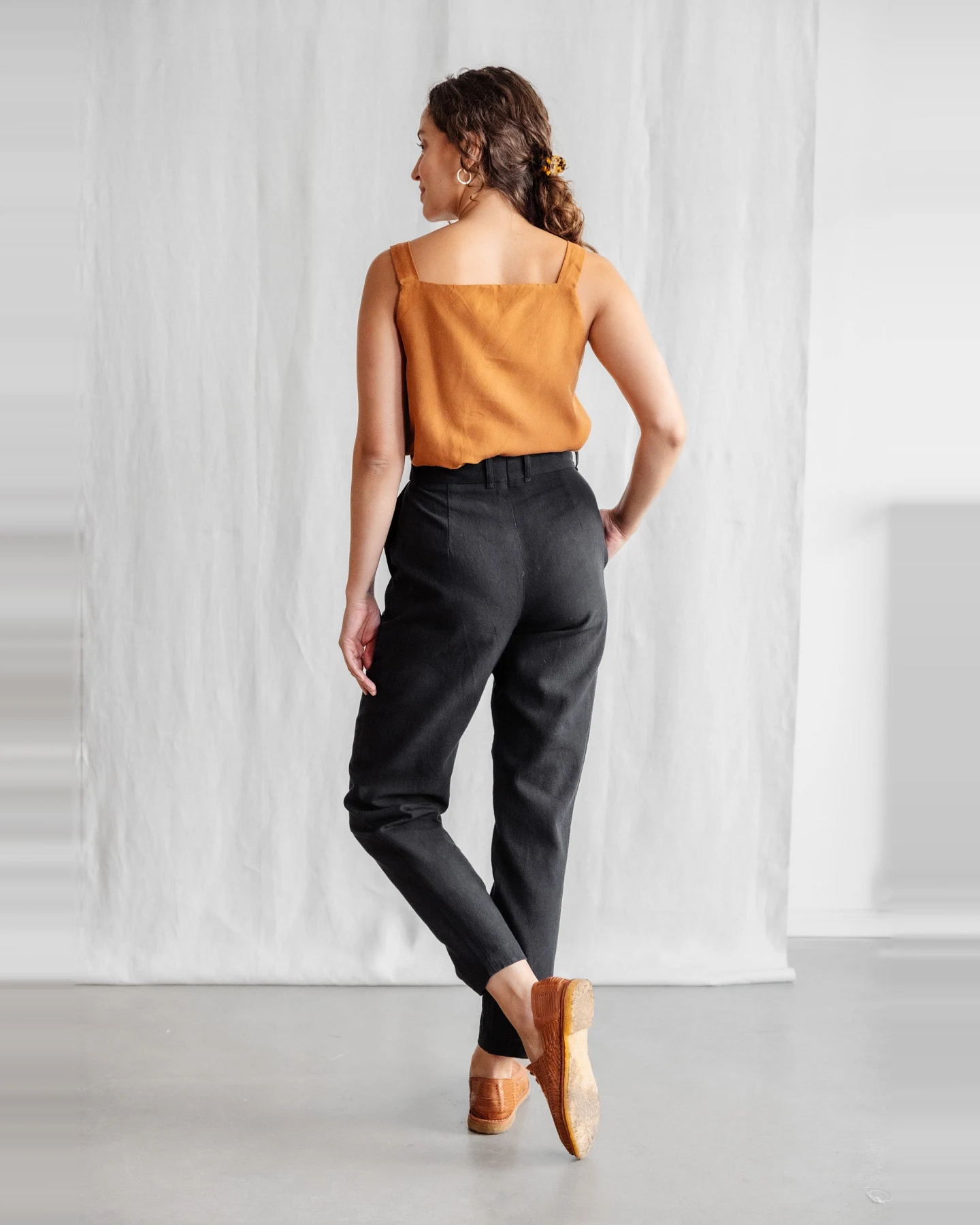 Jyoti - Fair Works Damen vegan Hose Suhrut Schwarz – Ansicht 2