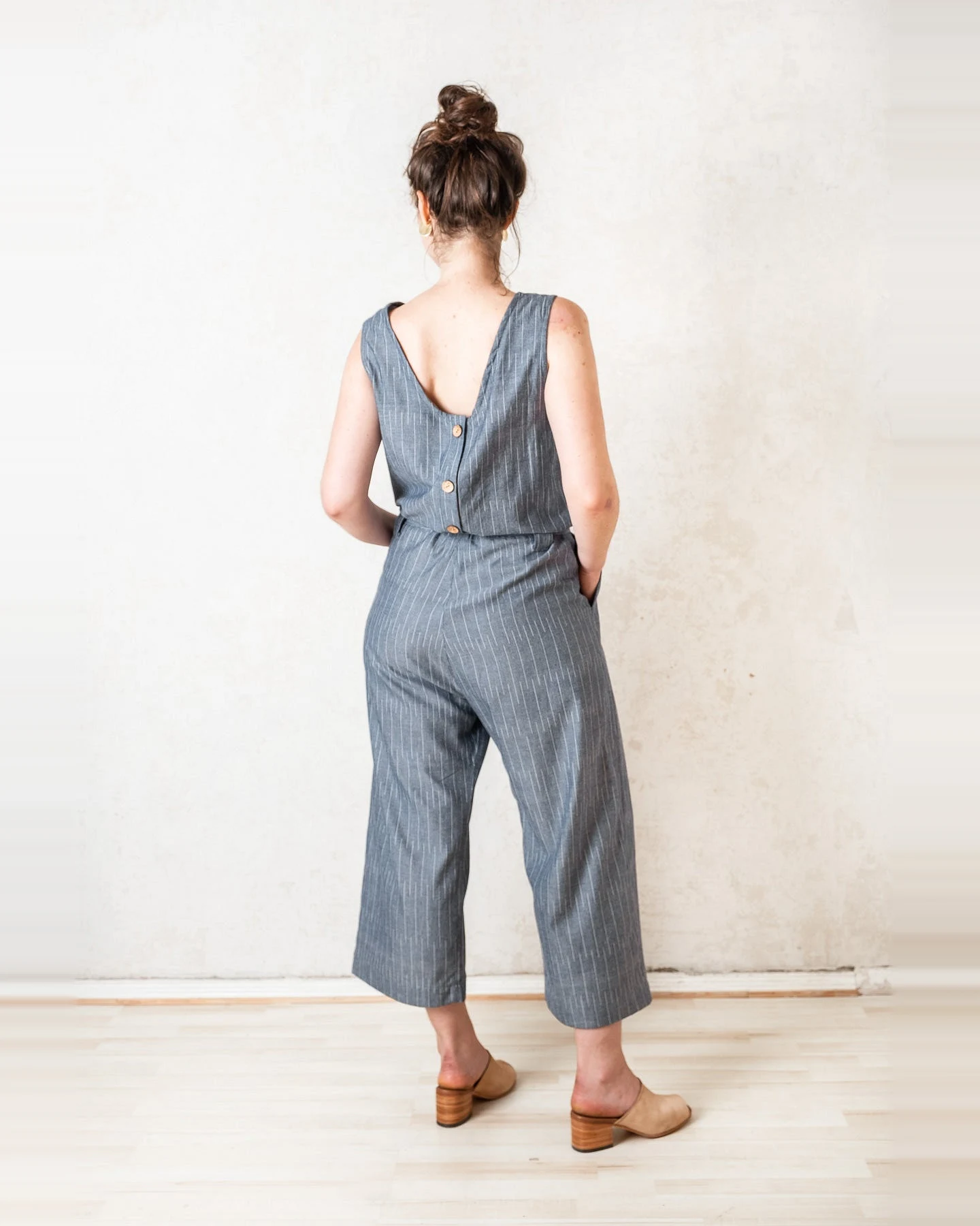 Jyoti Fair Works Damen vegan Jumpsuit Jalina Nadelstreifen Blau – Ansicht 2