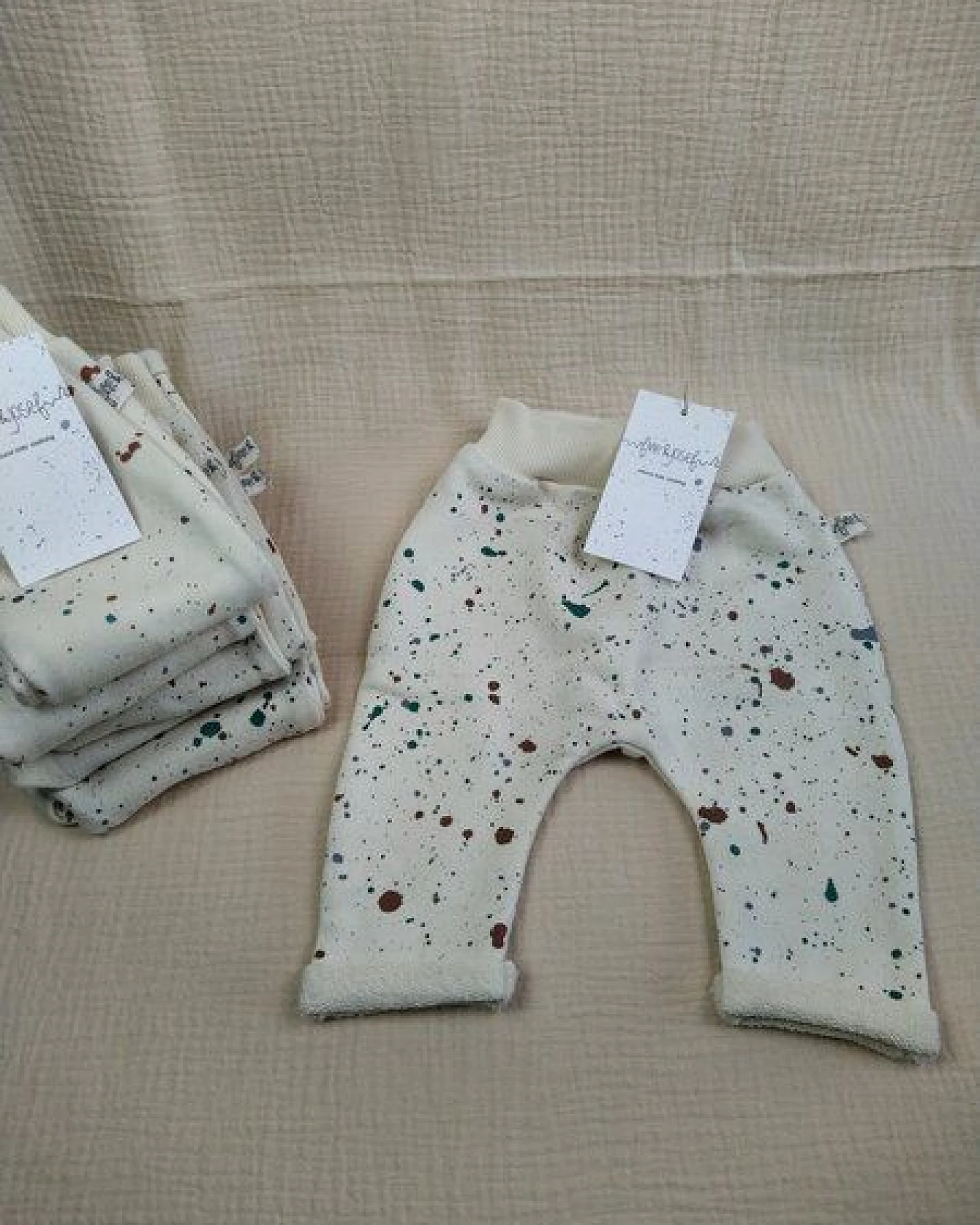 fine&josef vegane Baby Sweathose – Baby Splash – Ansicht 2
