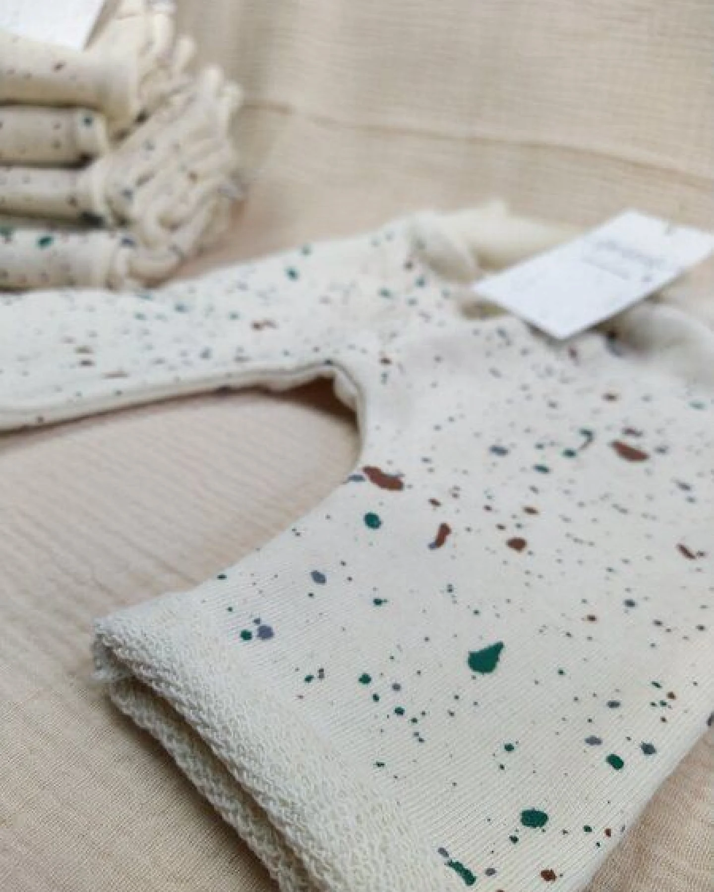 fine&josef vegane Baby Sweathose – Baby Splash – Ansicht 3
