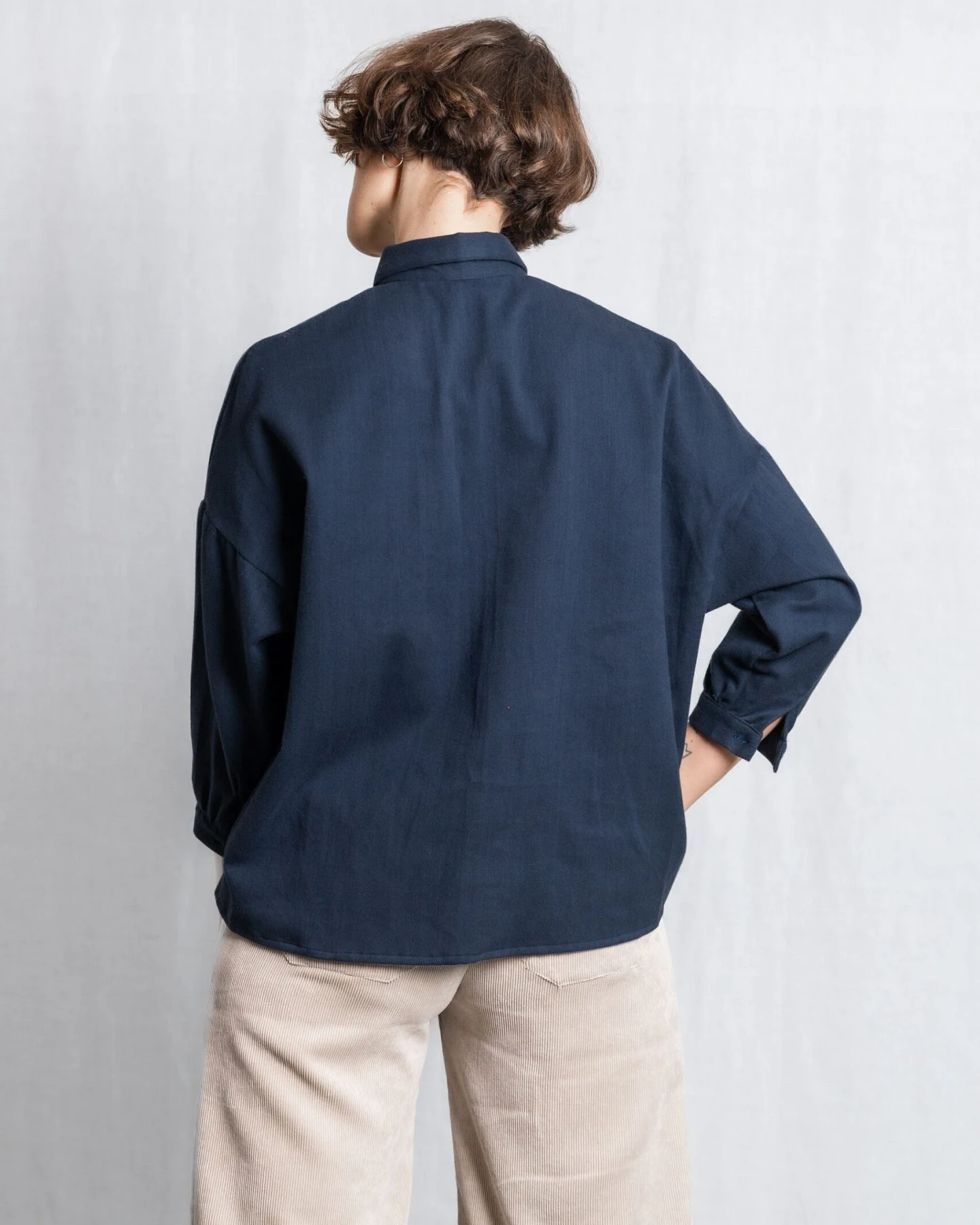 Jyoti - Fair Works Damen vegan Hemd Mayank Grau Blau – Ansicht 2