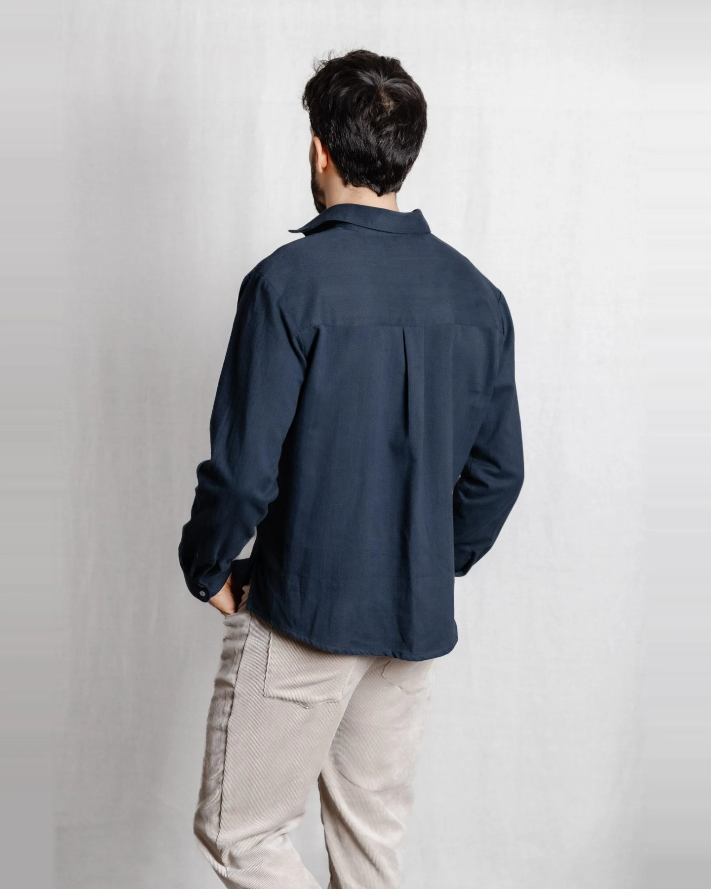 Jyoti - Fair Works Herren vegan Hemd Nakshita Grau Blau – Ansicht 2