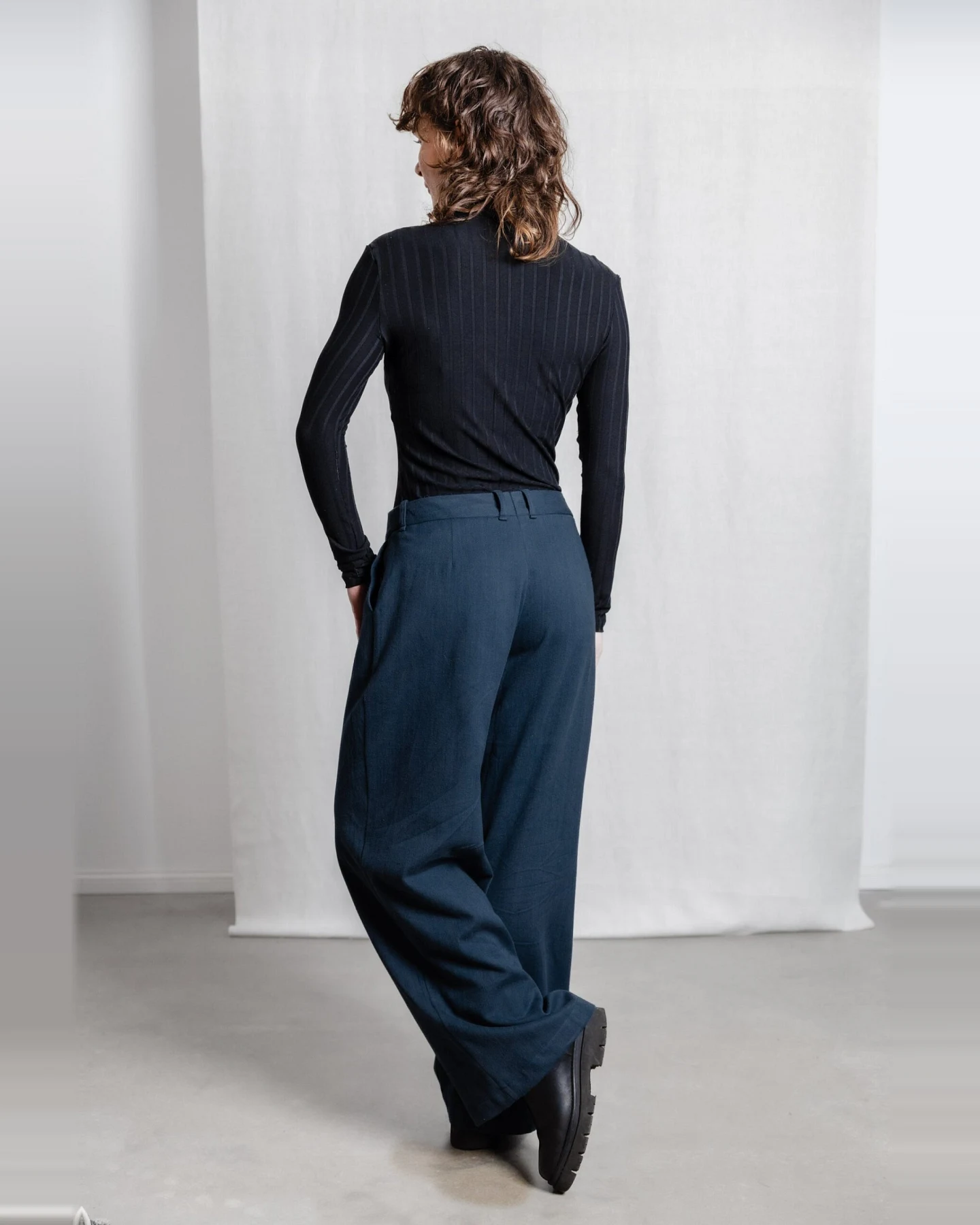 Jyoti Fair Works Damen vegan Hose Meghana Dunkelblau Grau – Ansicht 2