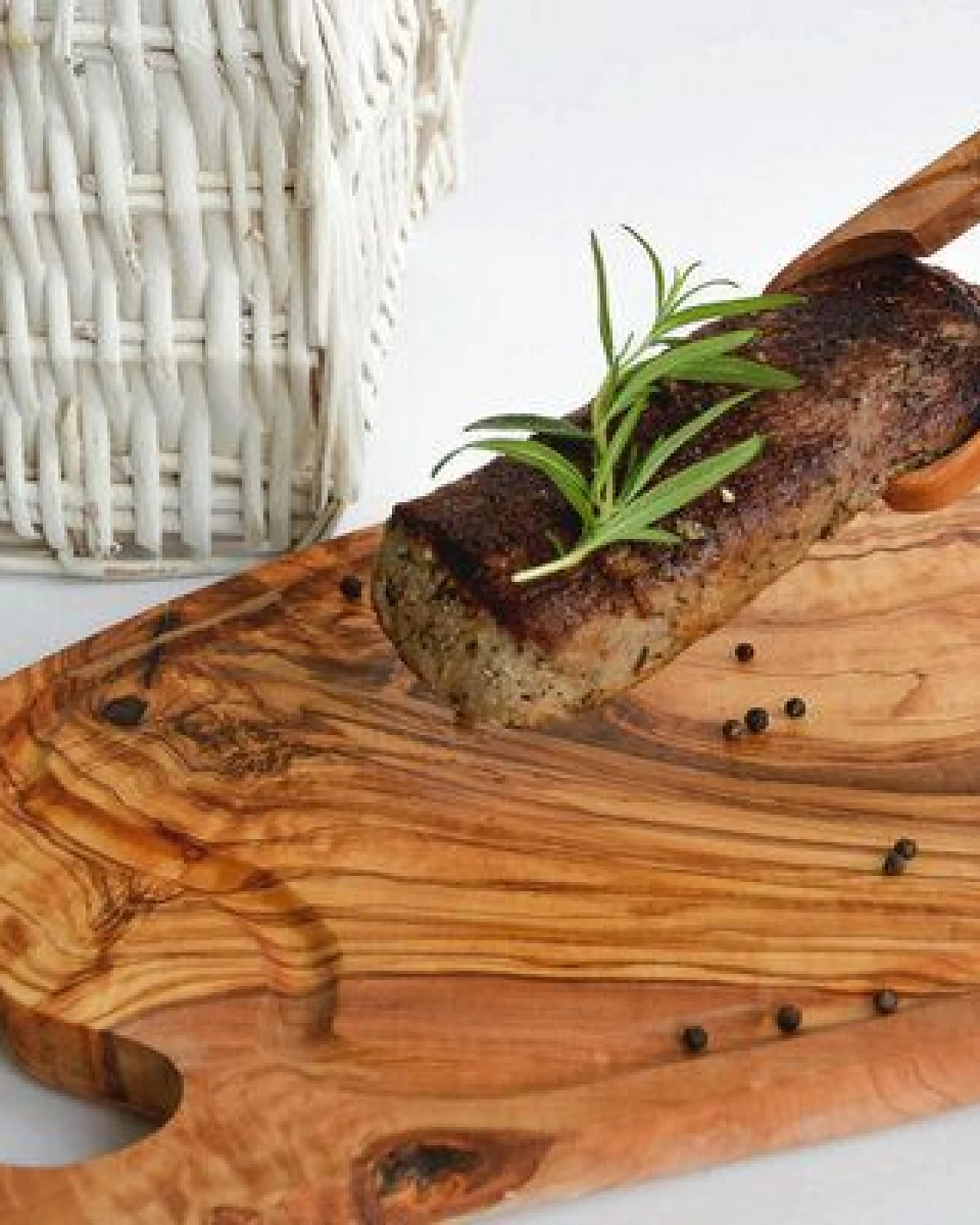 Olivenholz erleben Steakbrett mit Rille und Grifflasche – Ansicht 2
