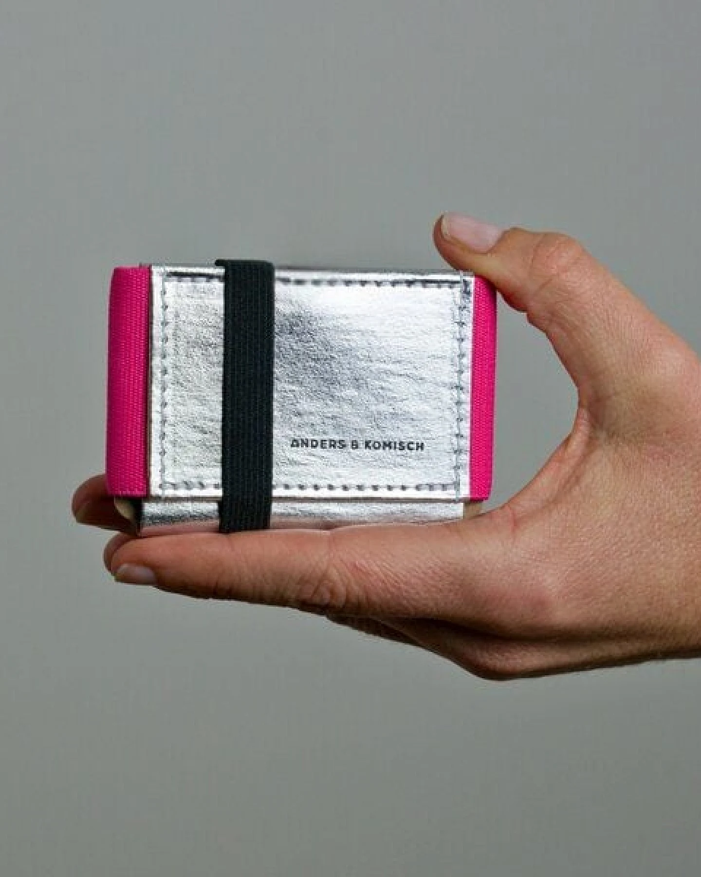 ANDERS & KOMISCH Kleines Portemonnaie mit Münzfach Silber - A&K MINI CLASSIC – Ansicht 2
