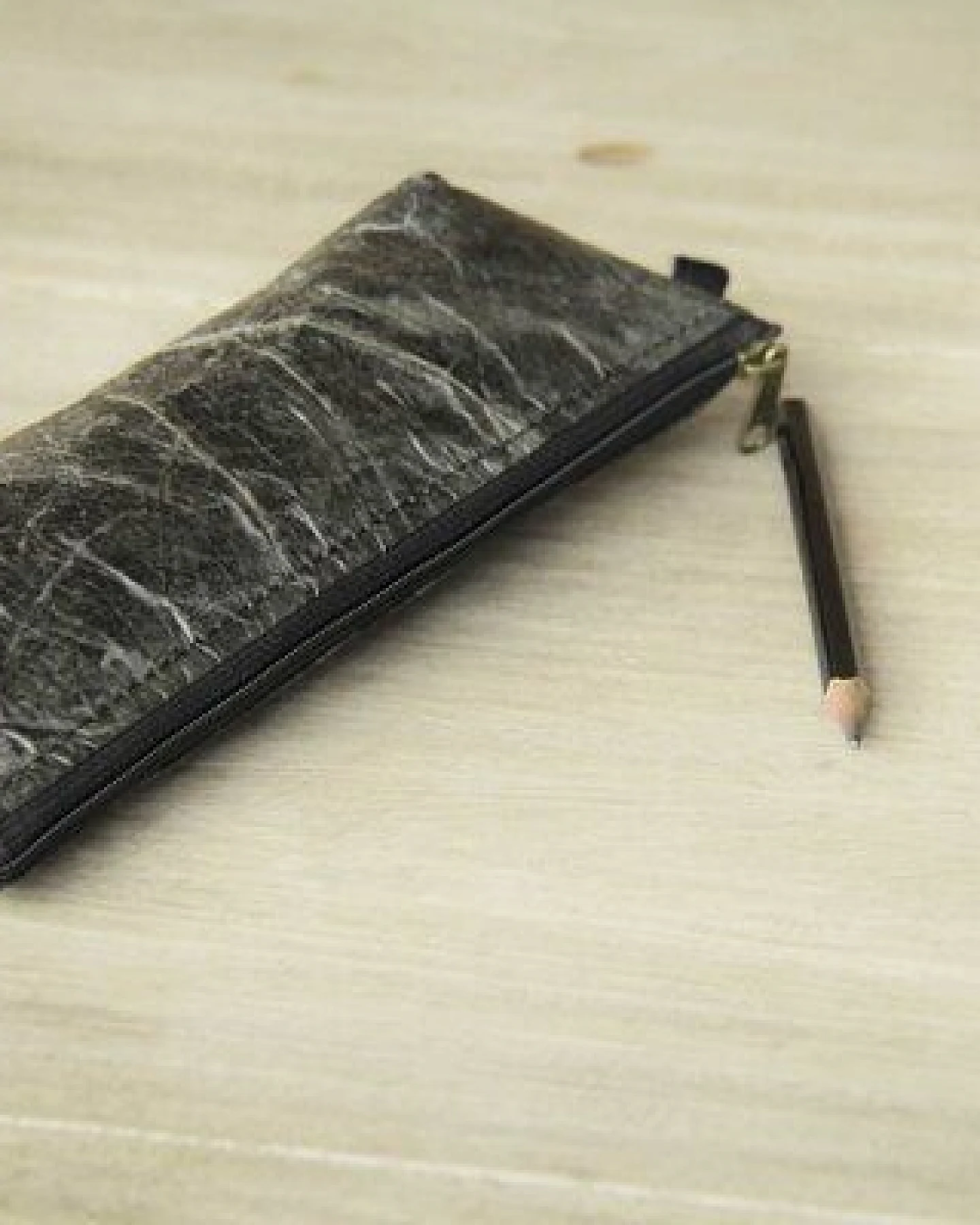 BY COPALA Federmappe Etui aus recycelten Blättern in schwarz, laminiert - Vegan – Ansicht 2