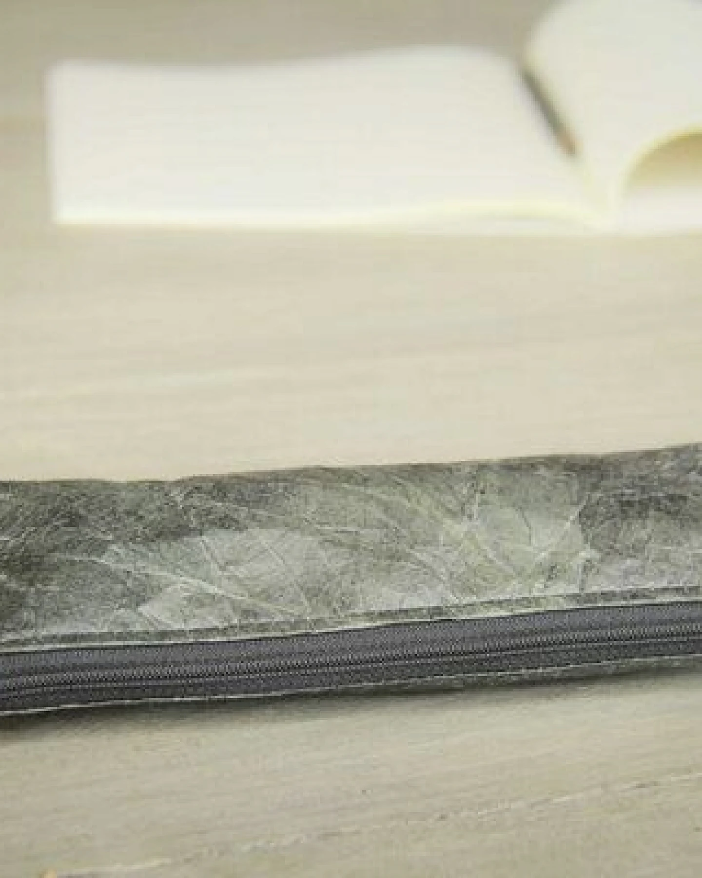 BY COPALA Federmappe Etui aus recycelten Blättern in schwarz, laminiert - Vegan – Ansicht 4