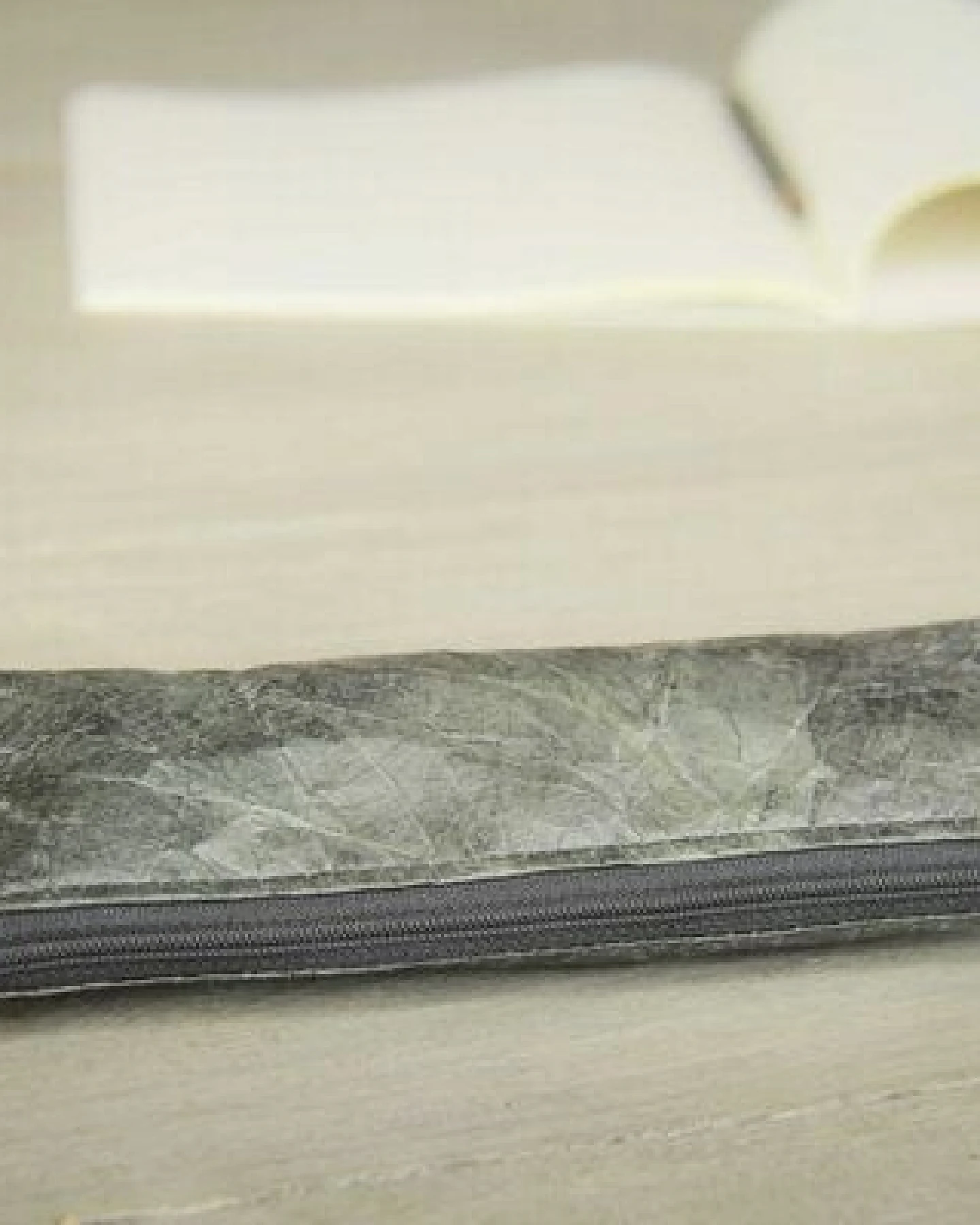 BY COPALA Federmappe Etui aus recycelten Blättern in schwarz, laminiert - Vegan – Ansicht 3