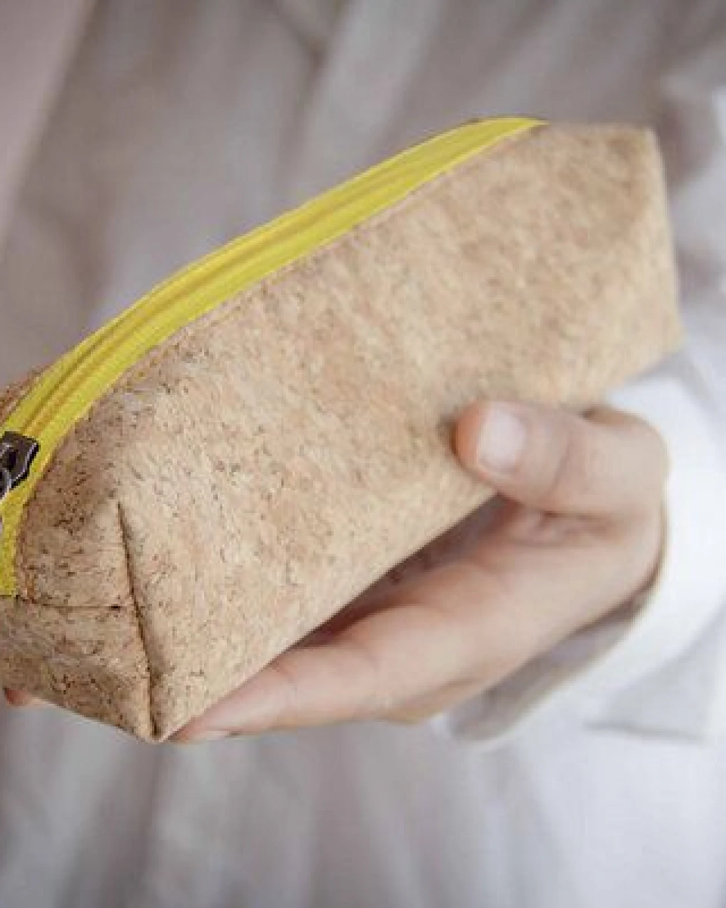 BY COPALA Federmappe Etui aus Kork, Tasche mit gelbem Reißverschluss - YZ – Ansicht 2
