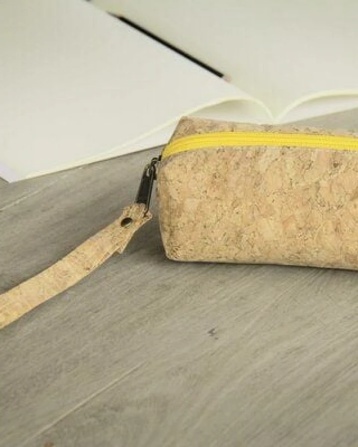 BY COPALA Federmappe Etui aus Kork, Tasche mit gelbem Reißverschluss - YZ