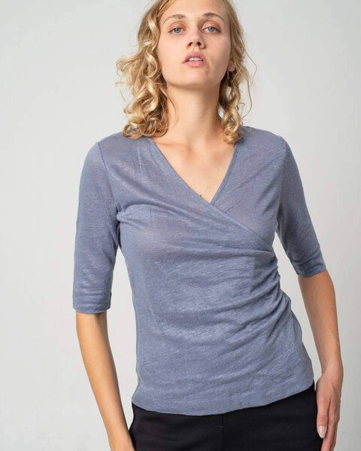 Alma & Lovis Shirt in Wickeloptik aus Leinen-Jersey – Ansicht 2