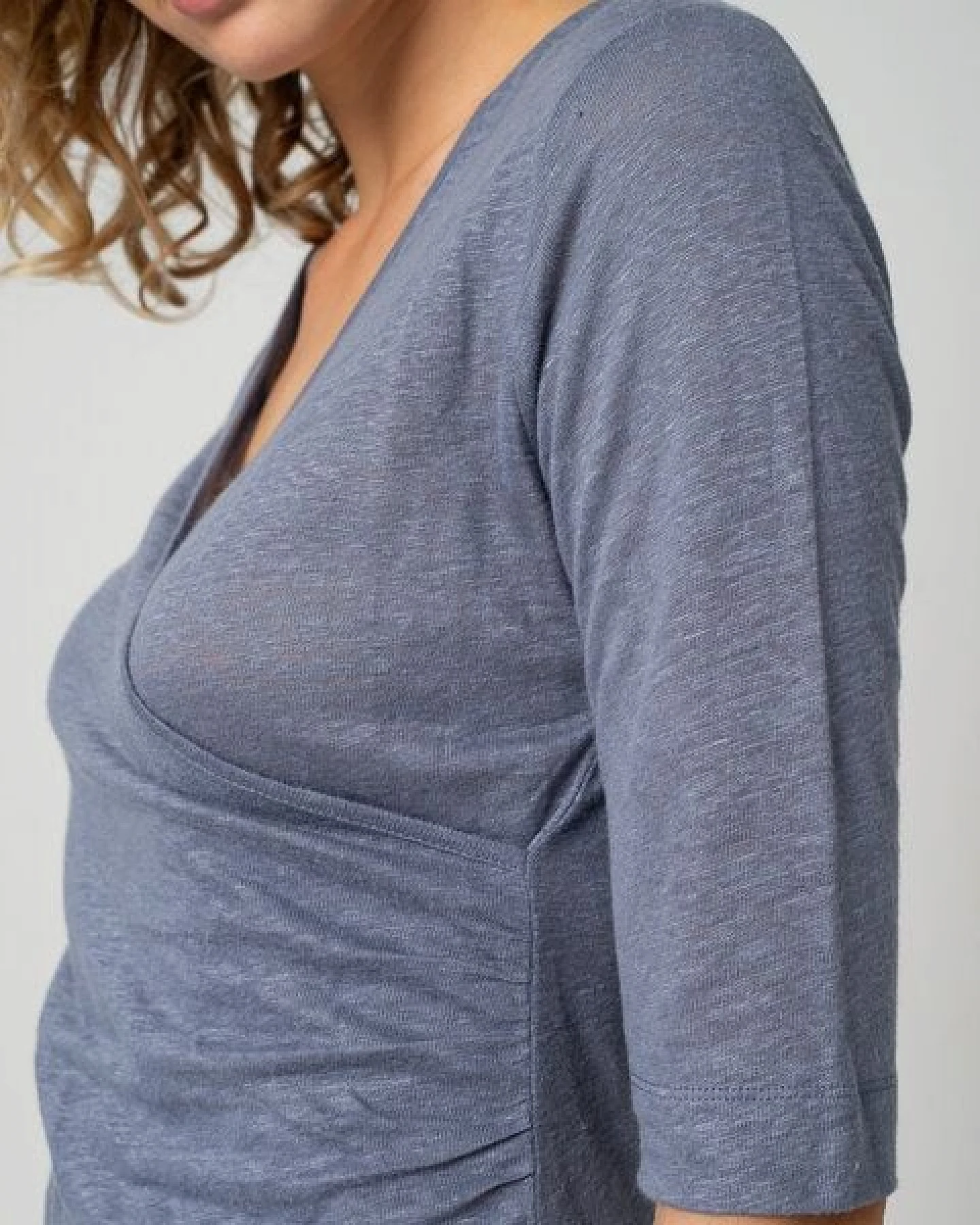 Alma & Lovis Shirt in Wickeloptik aus Leinen-Jersey – Ansicht 3