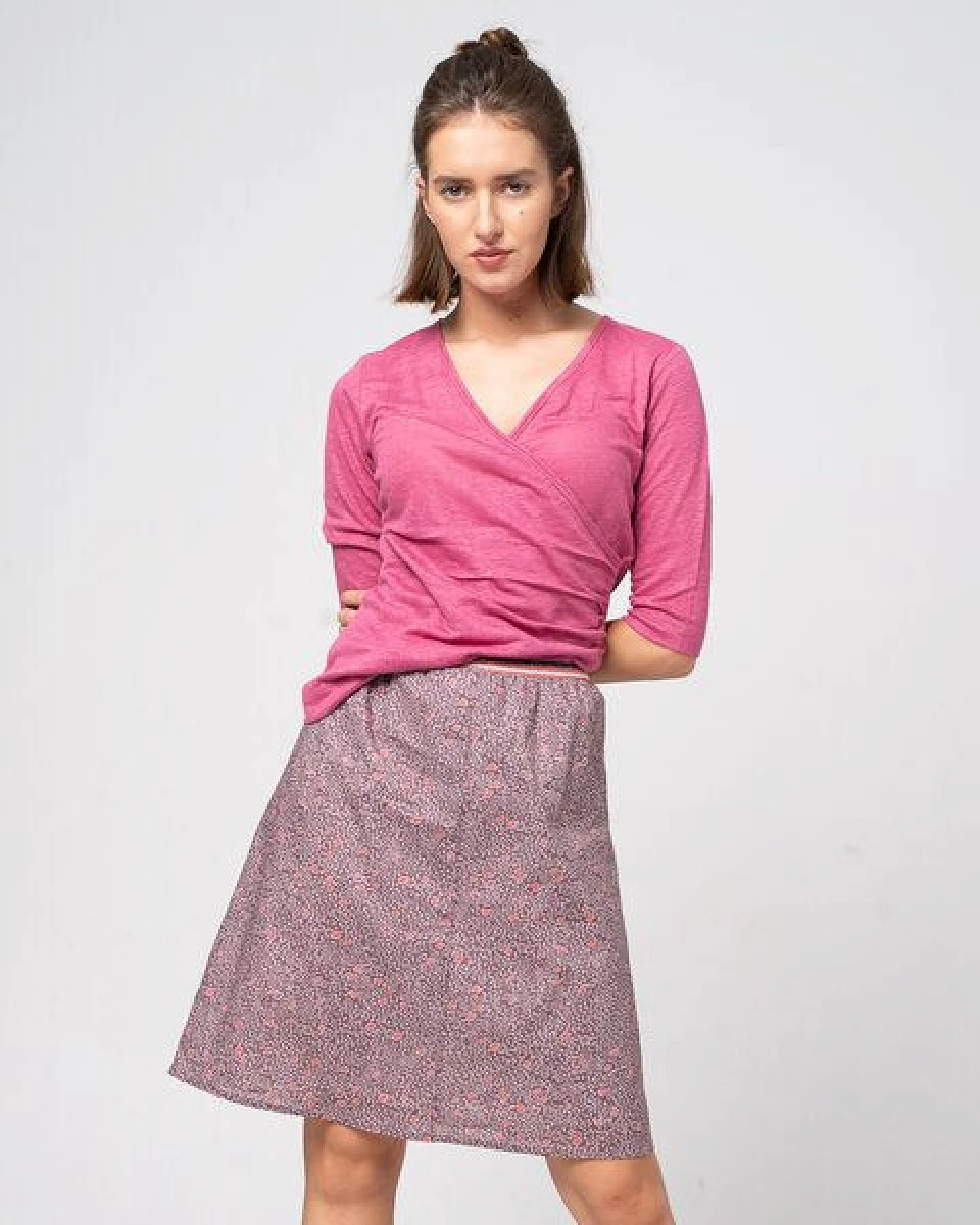 Alma & Lovis Shirt in Wickeloptik aus Leinen-Jersey – Ansicht 2