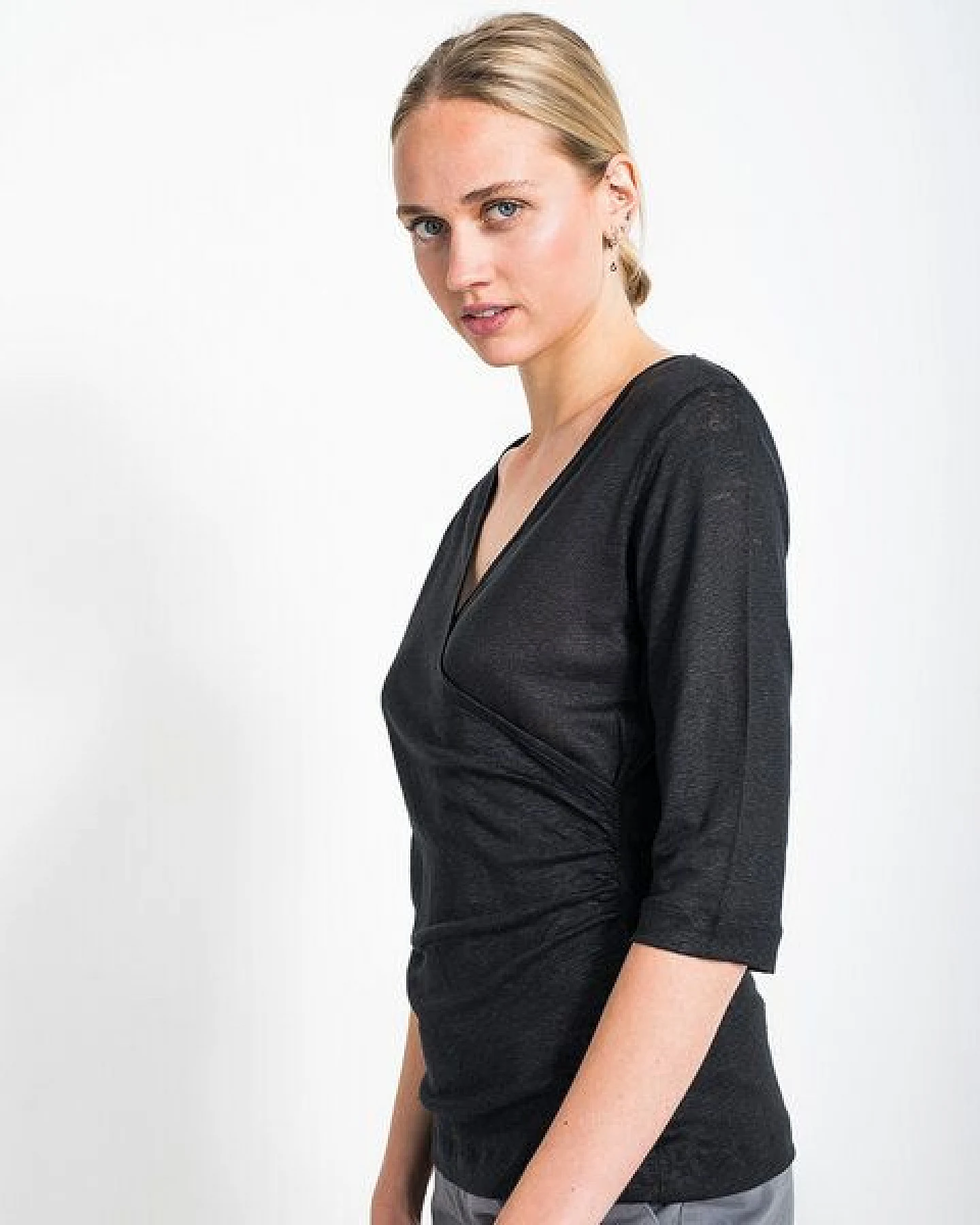 Alma & Lovis Shirt in Wickeloptik aus Leinen-Jersey – Ansicht 3