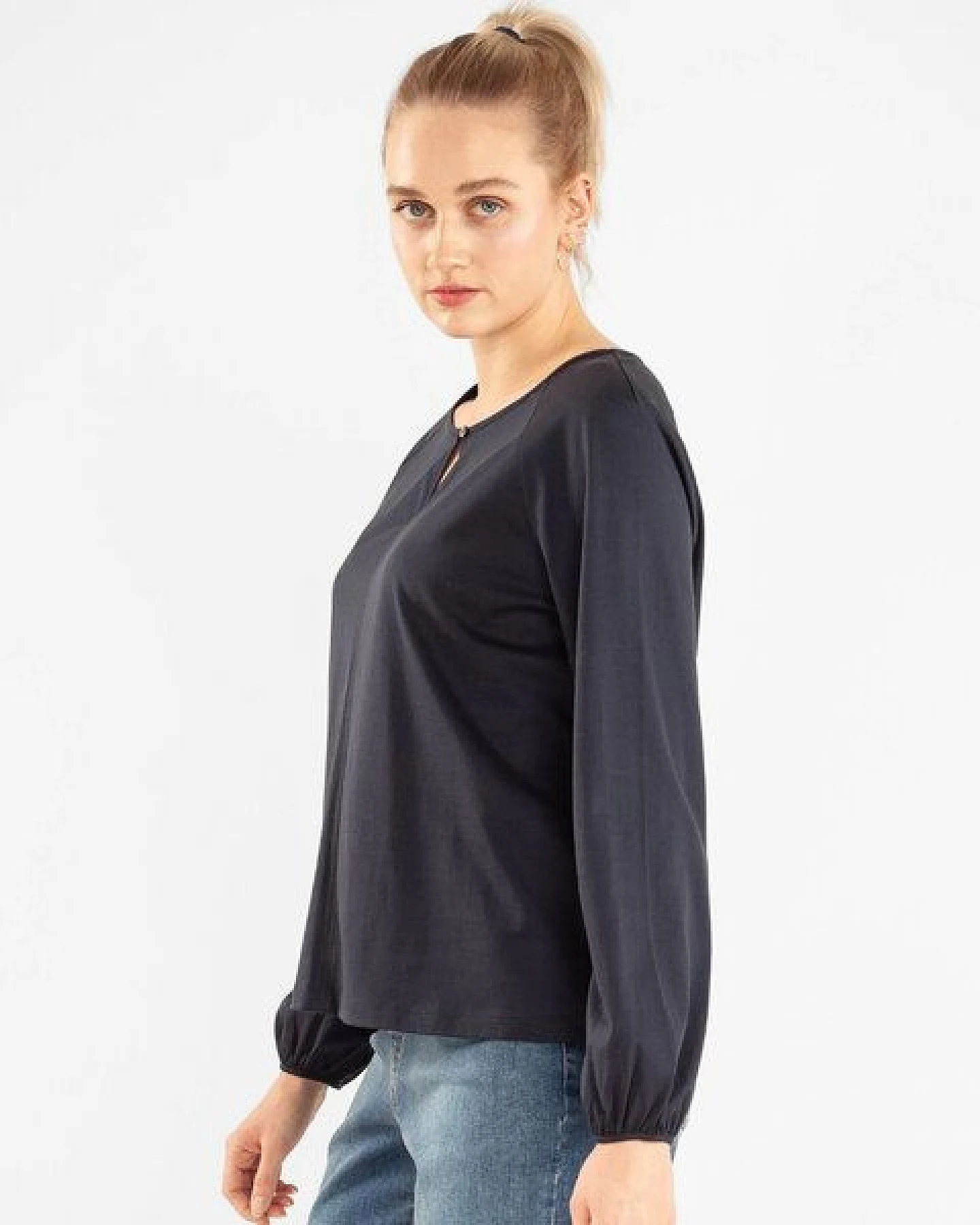 Alma & Lovis Feminines Blusenshirt aus Bio-Baumwolle – Ansicht 3