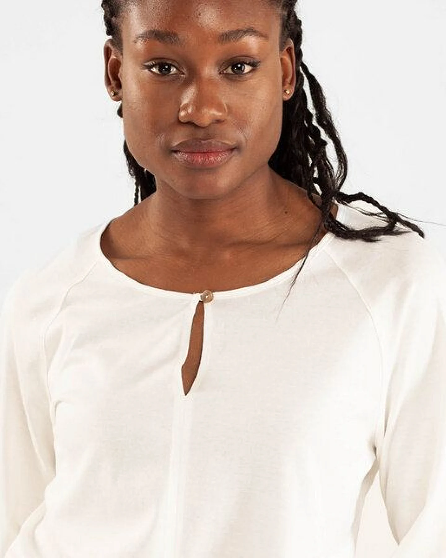 Alma & Lovis Feminines Blusenshirt aus Bio-Baumwolle – Ansicht 3