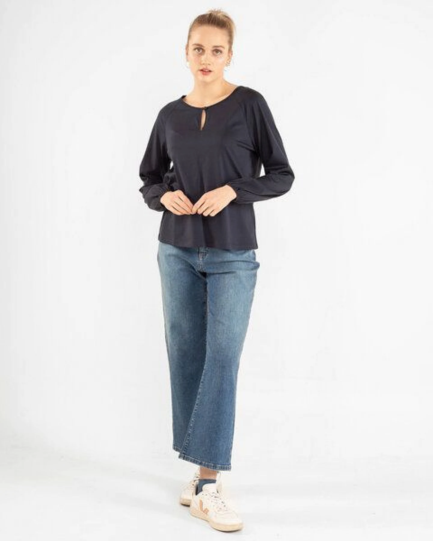 Alma & Lovis Feminines Blusenshirt aus Bio-Baumwolle – Ansicht 2