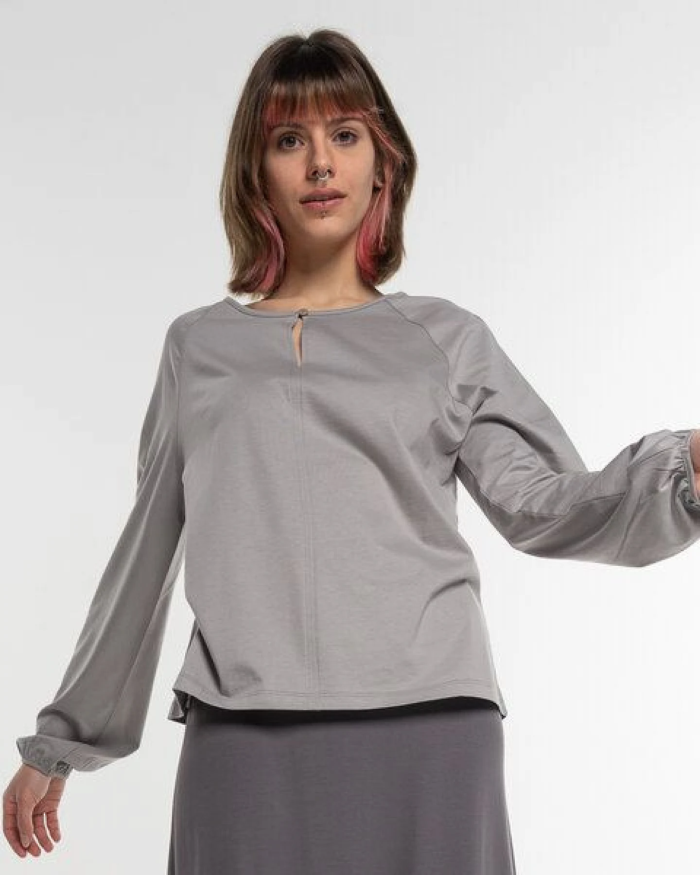 Alma & Lovis Feminines Blusenshirt aus Bio-Baumwolle – Ansicht 2