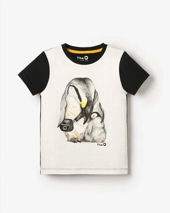 The QT veganes Kinder T-Shirt – Knuddelnde Pinguine