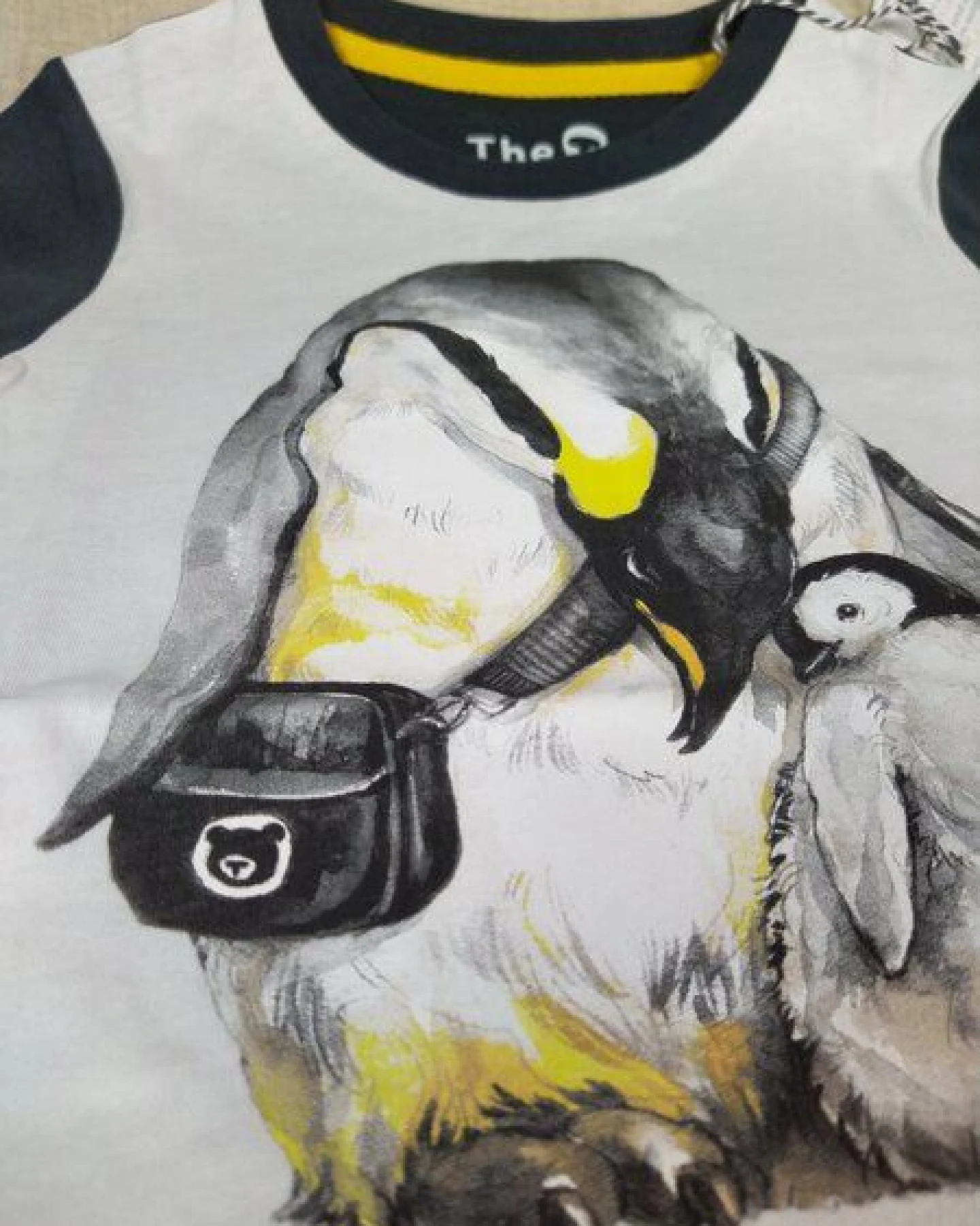 The QT veganes Kinder T-Shirt – Knuddelnde Pinguine – Ansicht 2
