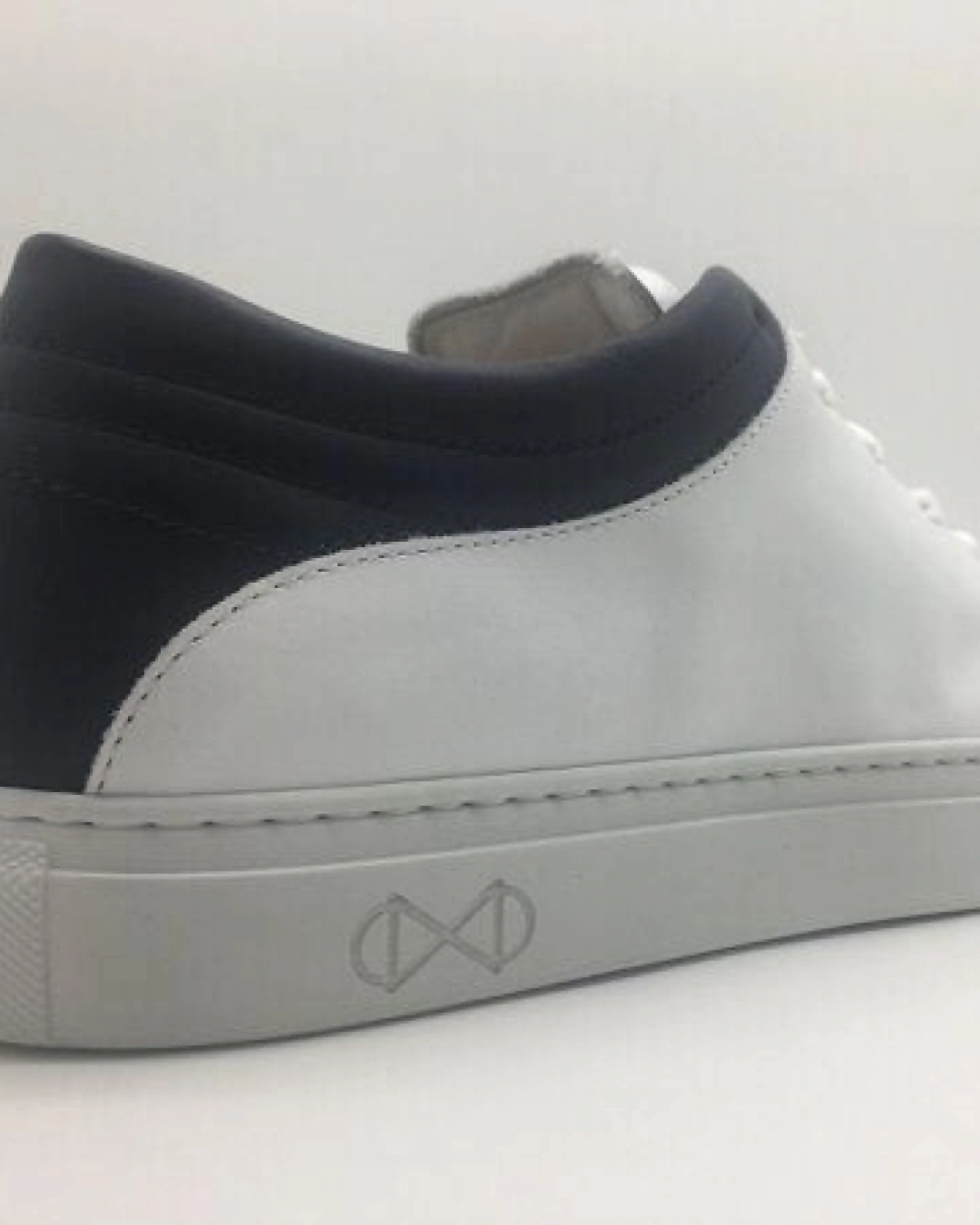 Sneaker aus Leder "nat-2 Sleek Low white navy" in weiß und blau – Ansicht 3