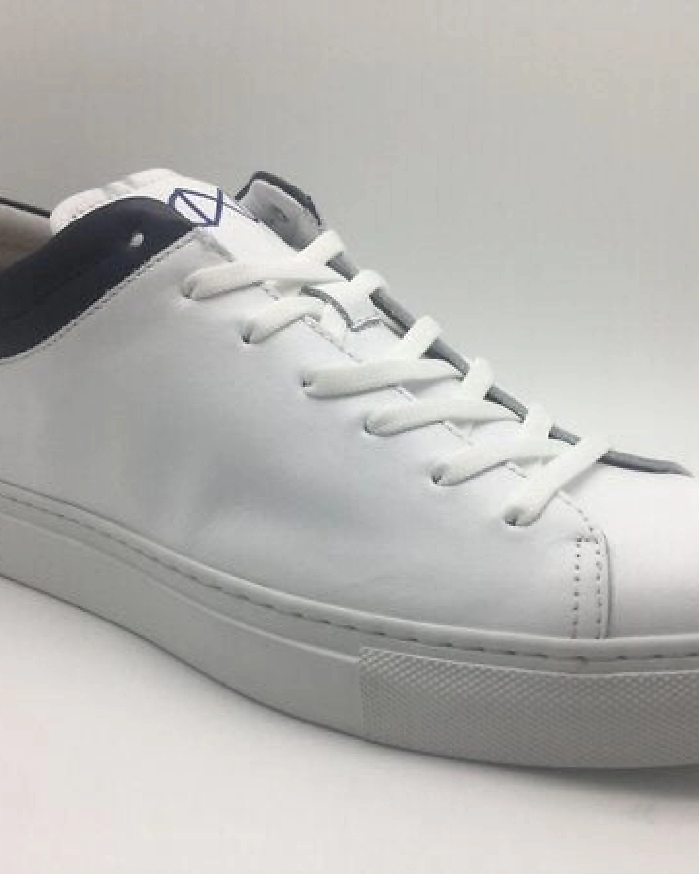 Sneaker aus Leder "nat-2 Sleek Low white navy" in weiß und blau – Ansicht 2