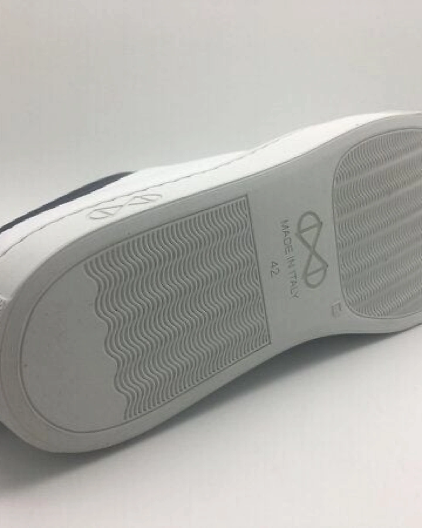 Sneaker aus Leder "nat-2 Sleek Low white navy" in weiß und blau – Ansicht 4