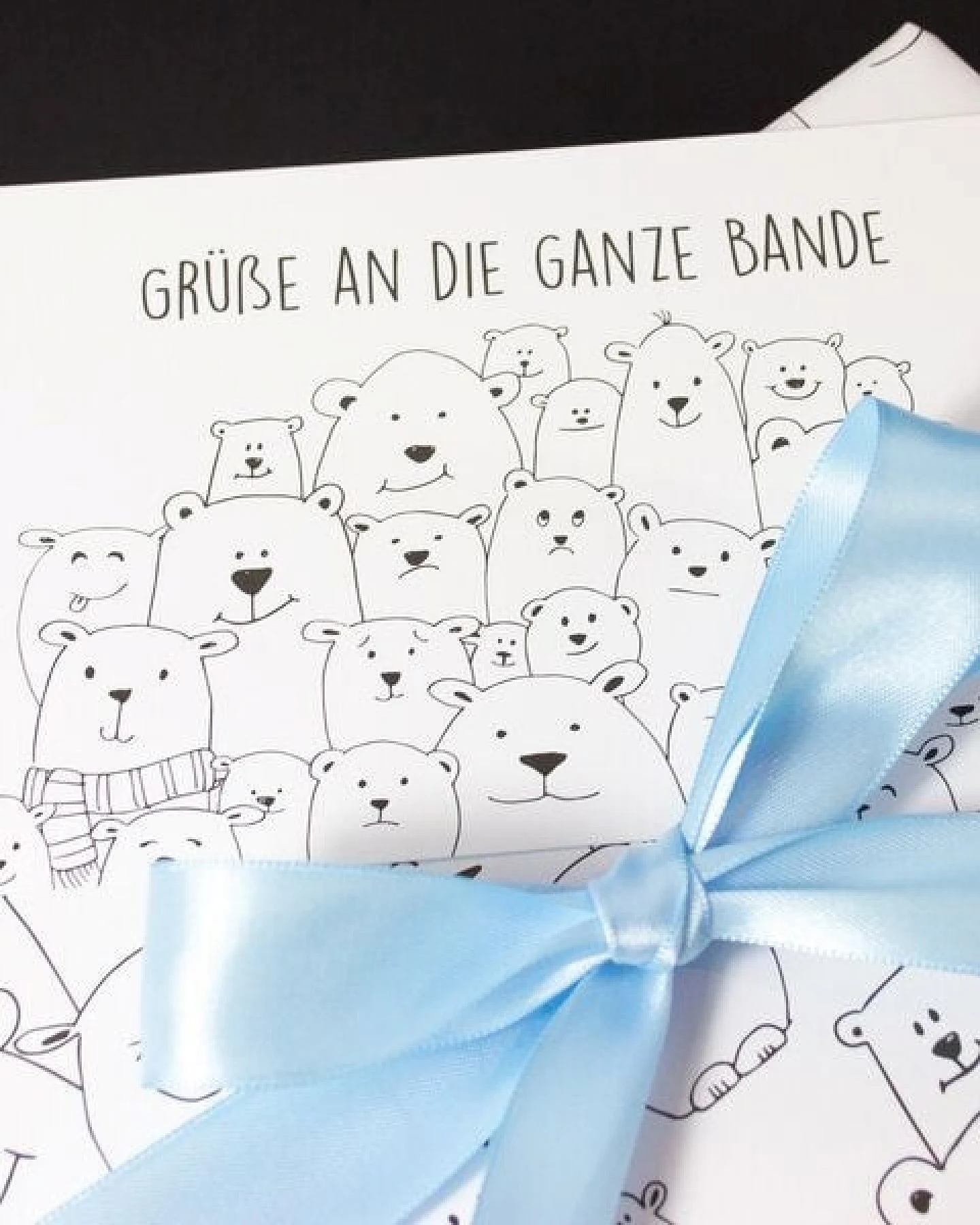 Bow & Hummingbird Postkarte "Grüße an die ganze Bande" – Ansicht 3