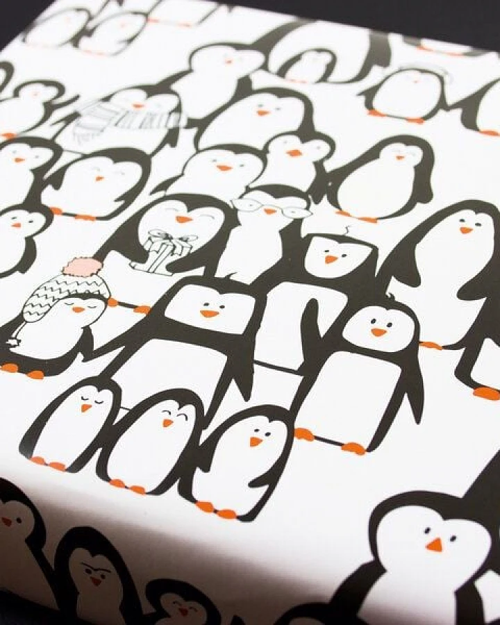 Bow & Hummingbird Geschenkpapier Pinguinparade