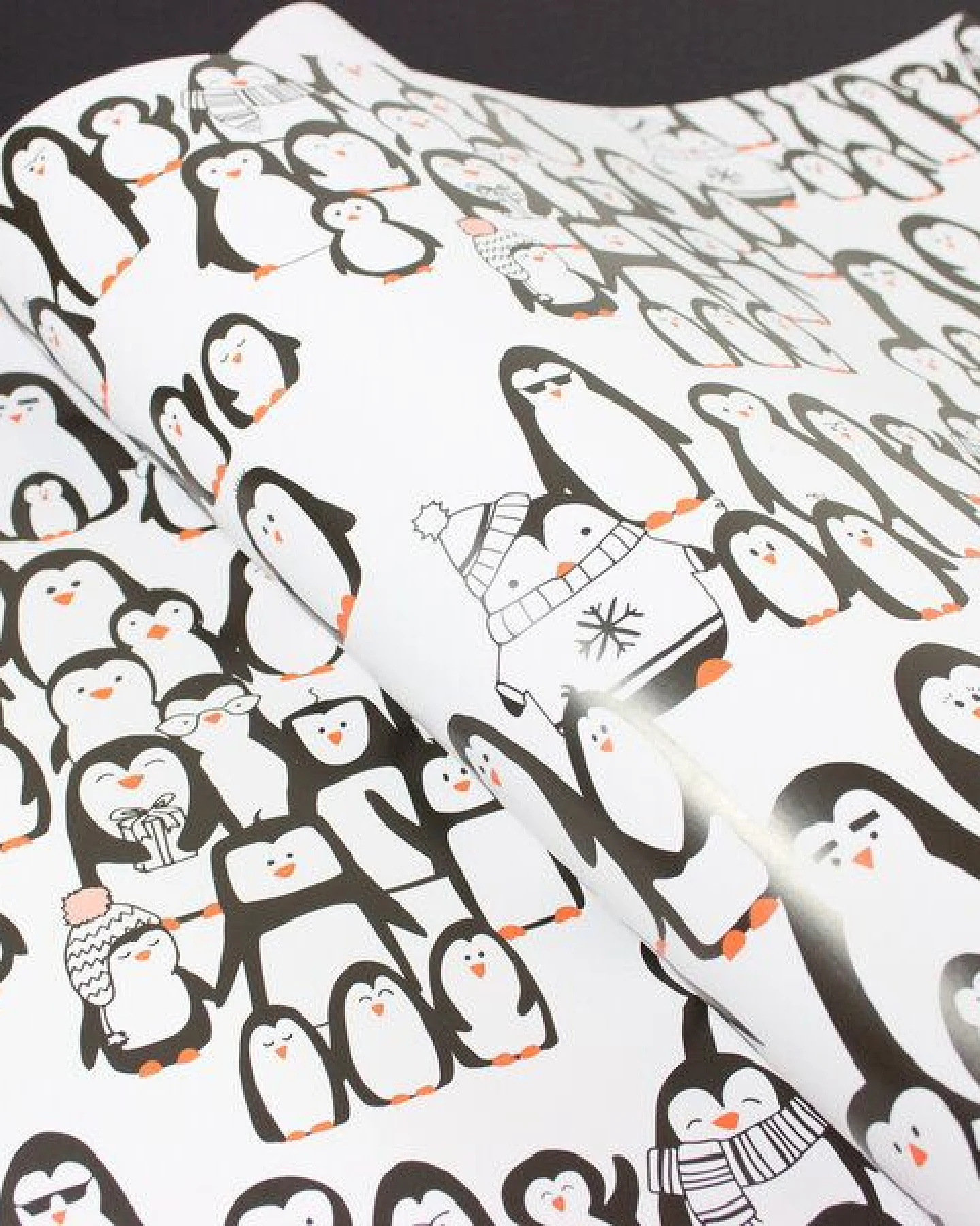 Bow & Hummingbird Geschenkpapier Pinguinparade – Ansicht 2