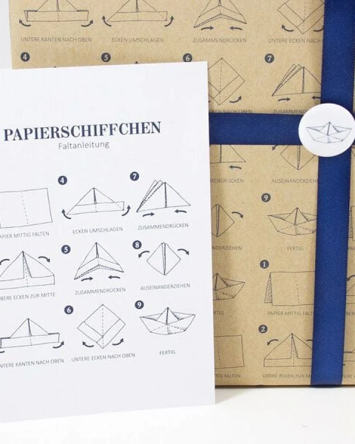 Bow & Hummingbird Postkarte Papierschiffchen
