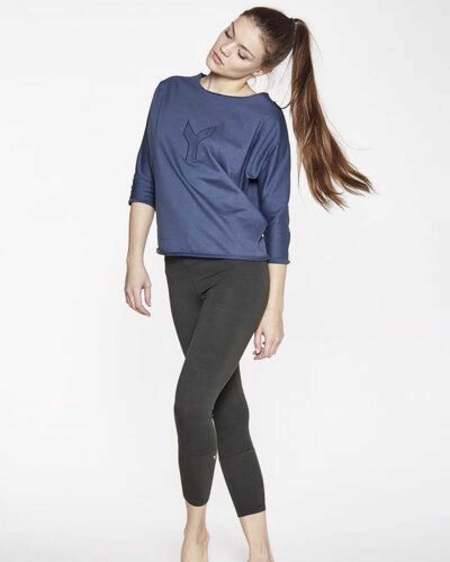 YOIQI Sweater Pulli aus biologischer Baumwolle mit Y Logo – Ansicht 2