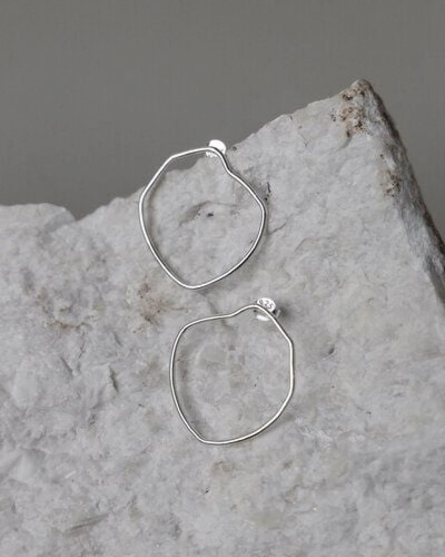 Jyoti - Fair Works Ohrstecker Jaivik Messing/ Silber – Ansicht 4