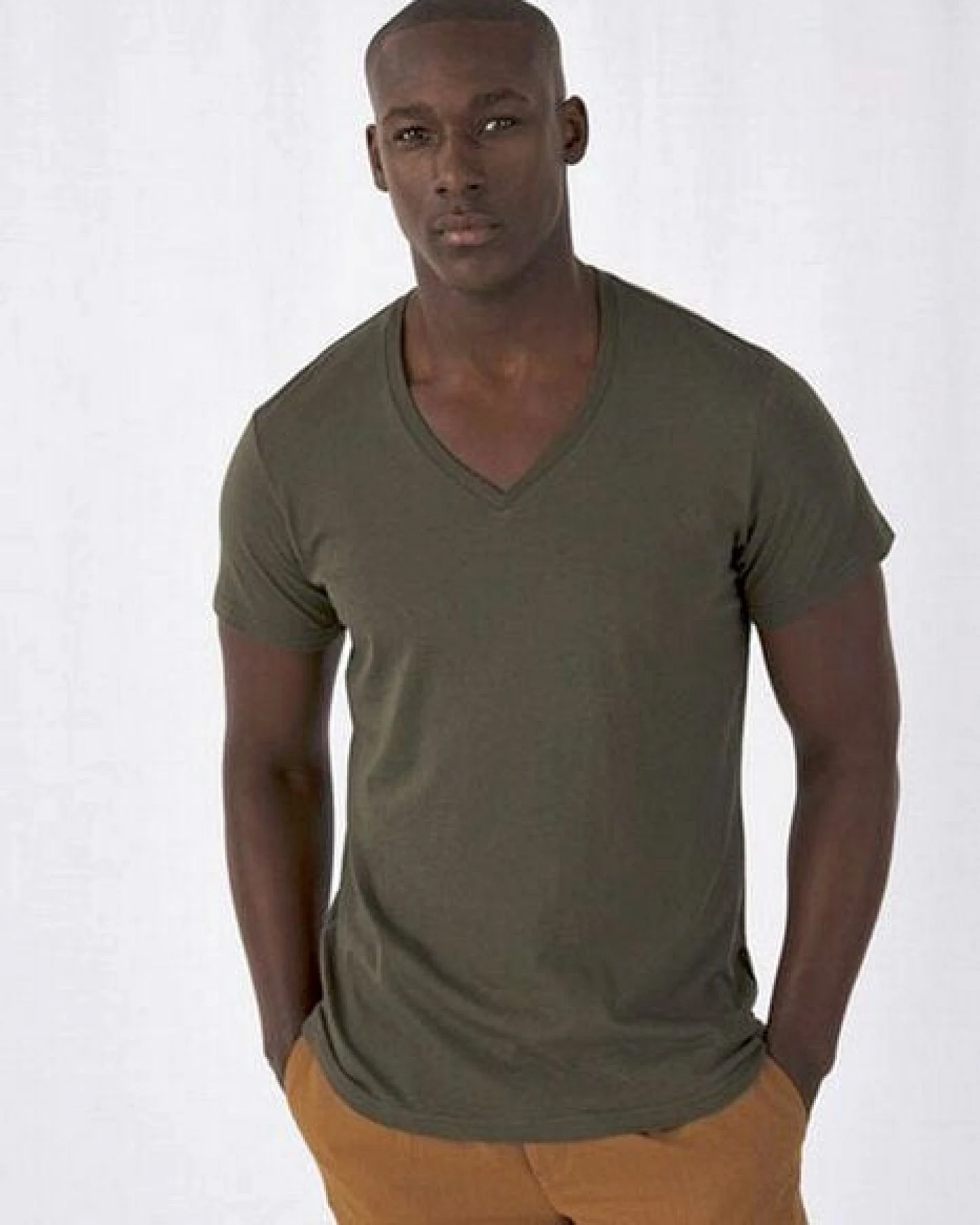 B&C Collection Inspire T-Shirt Herren V-Ausschnitt 140 gr /m² bis Größe 3XL – Ansicht 2