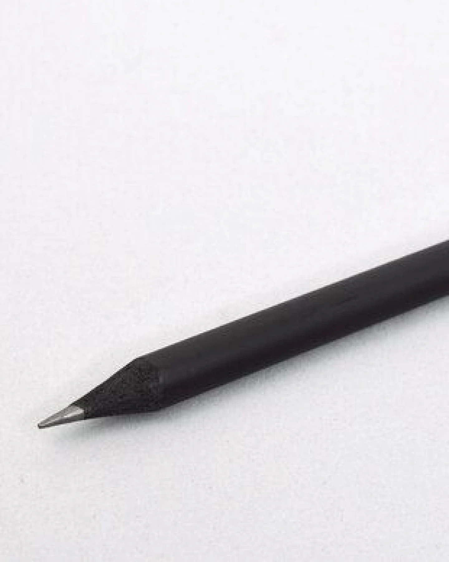 Bleistift schwarz – minimalistischer Schreibstift – nachhaltig by tyyp – Ansicht 2