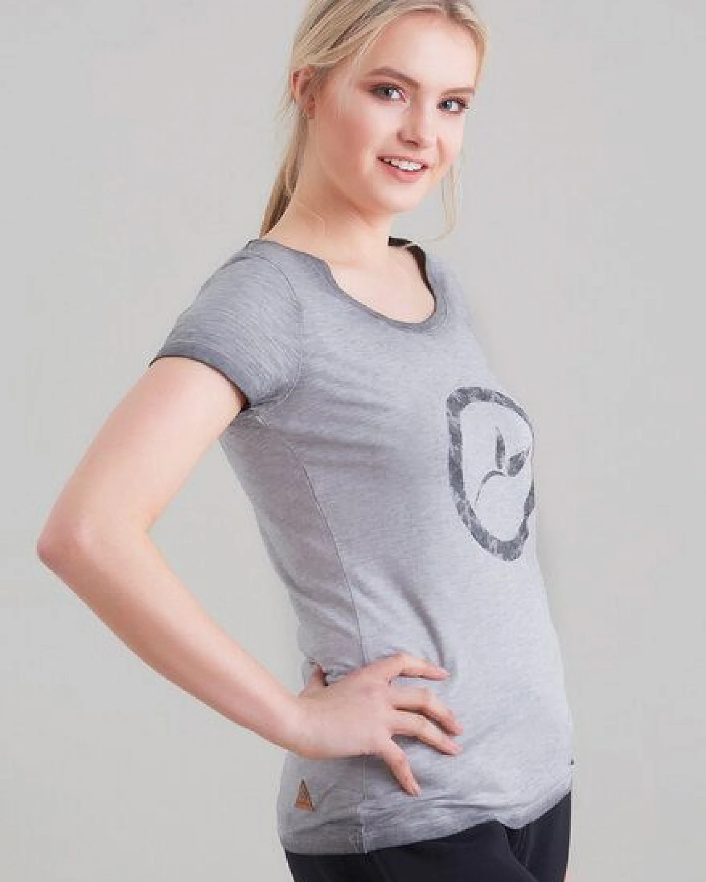 ORGANICATION Damen Garment Dyed T-Shirt vorne mit Logo-Druck – Ansicht 2