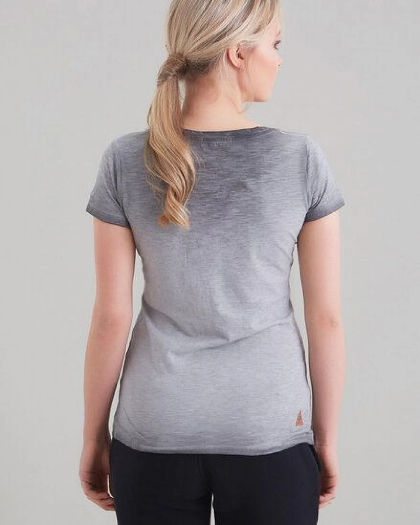 ORGANICATION Damen Garment Dyed T-Shirt vorne mit Logo-Druck – Ansicht 4