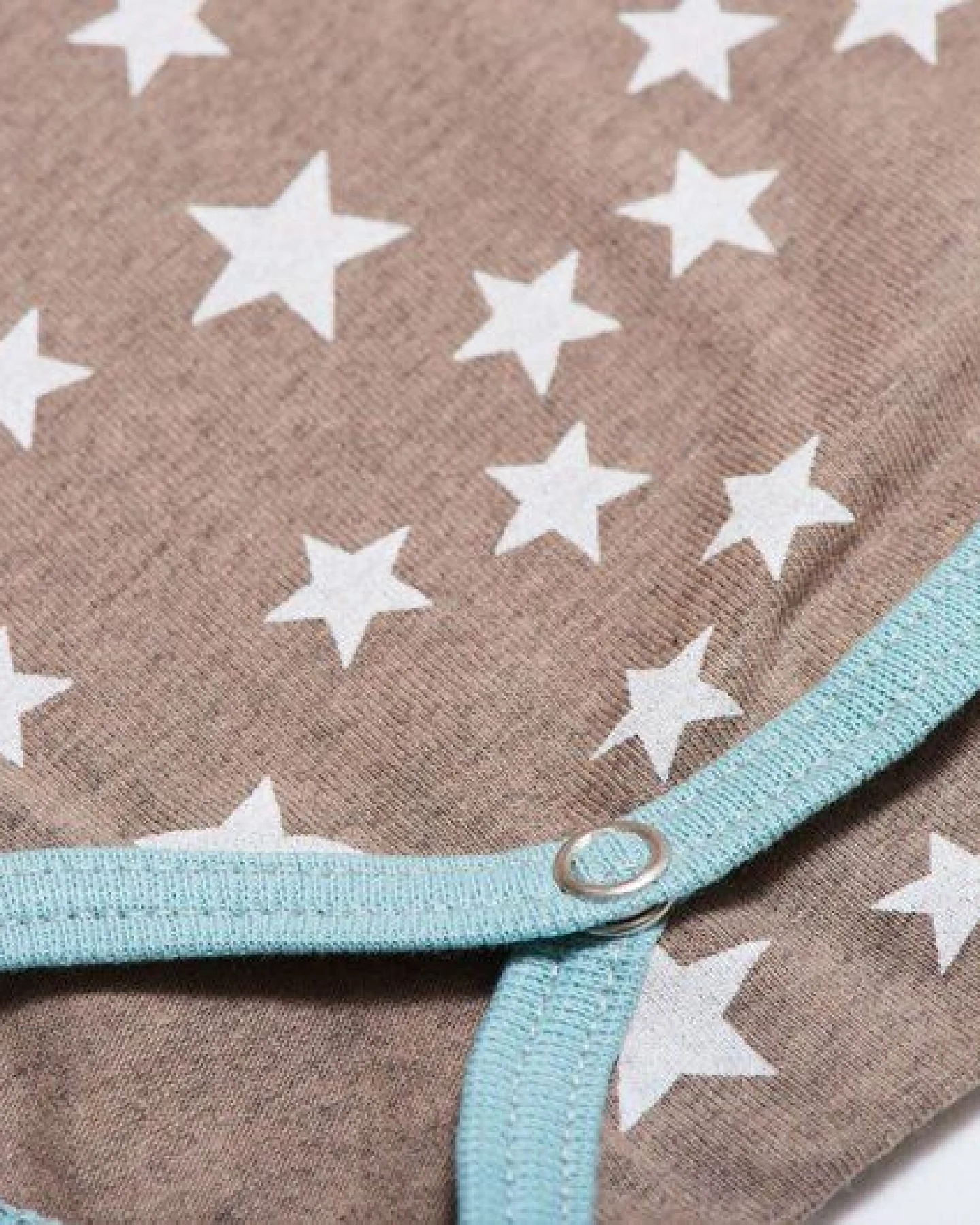 Cheeky Apple Langarm Body "Stars taupe" aus 95% Bio-Baumwolle, 5% Elasthan – Ansicht 2