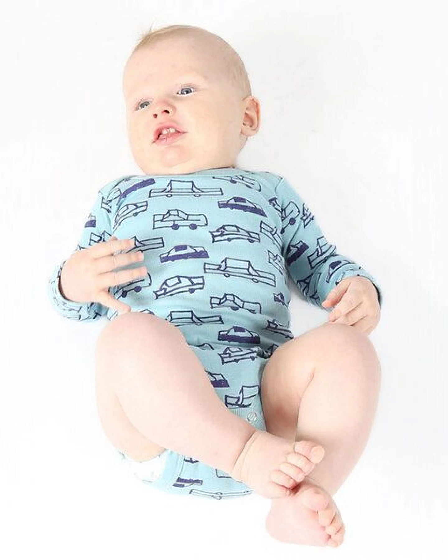 Kipepeo-Clothing Langarmbody Baby Body aus Bio-Baumwolle „Cars“ hellblau – Ansicht 2