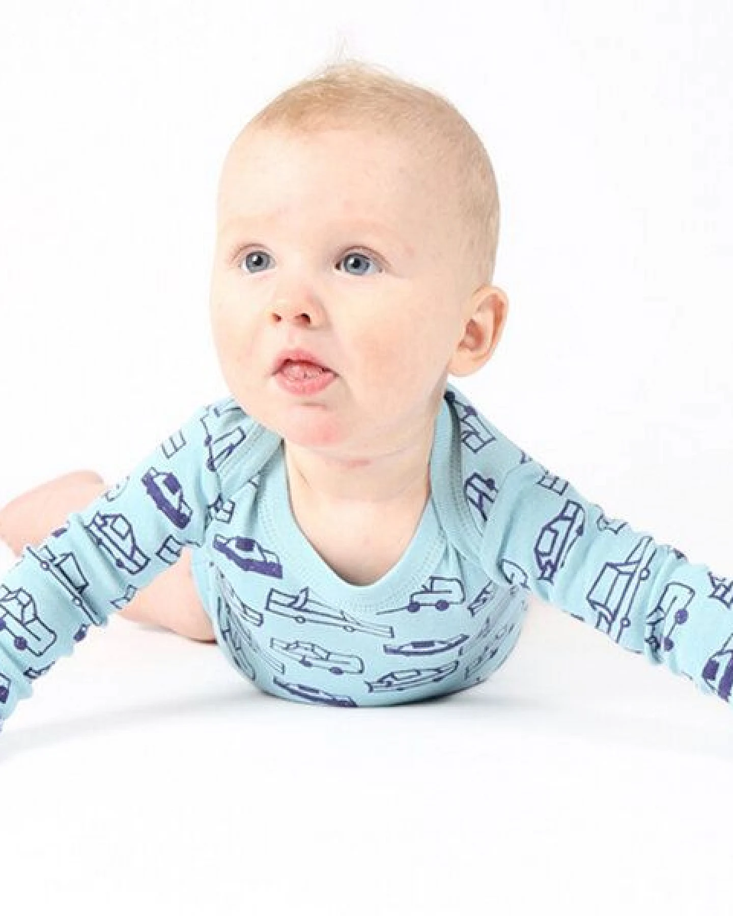 Kipepeo-Clothing Langarmbody Baby Body aus Bio-Baumwolle „Cars“ hellblau – Ansicht 3