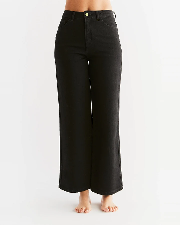 Evermind Damen vegan Weit Geschnittene Jeans Coal Black