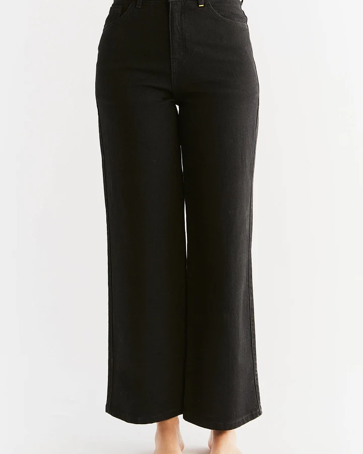 Evermind Damen vegan Weit Geschnittene Jeans Coal Black