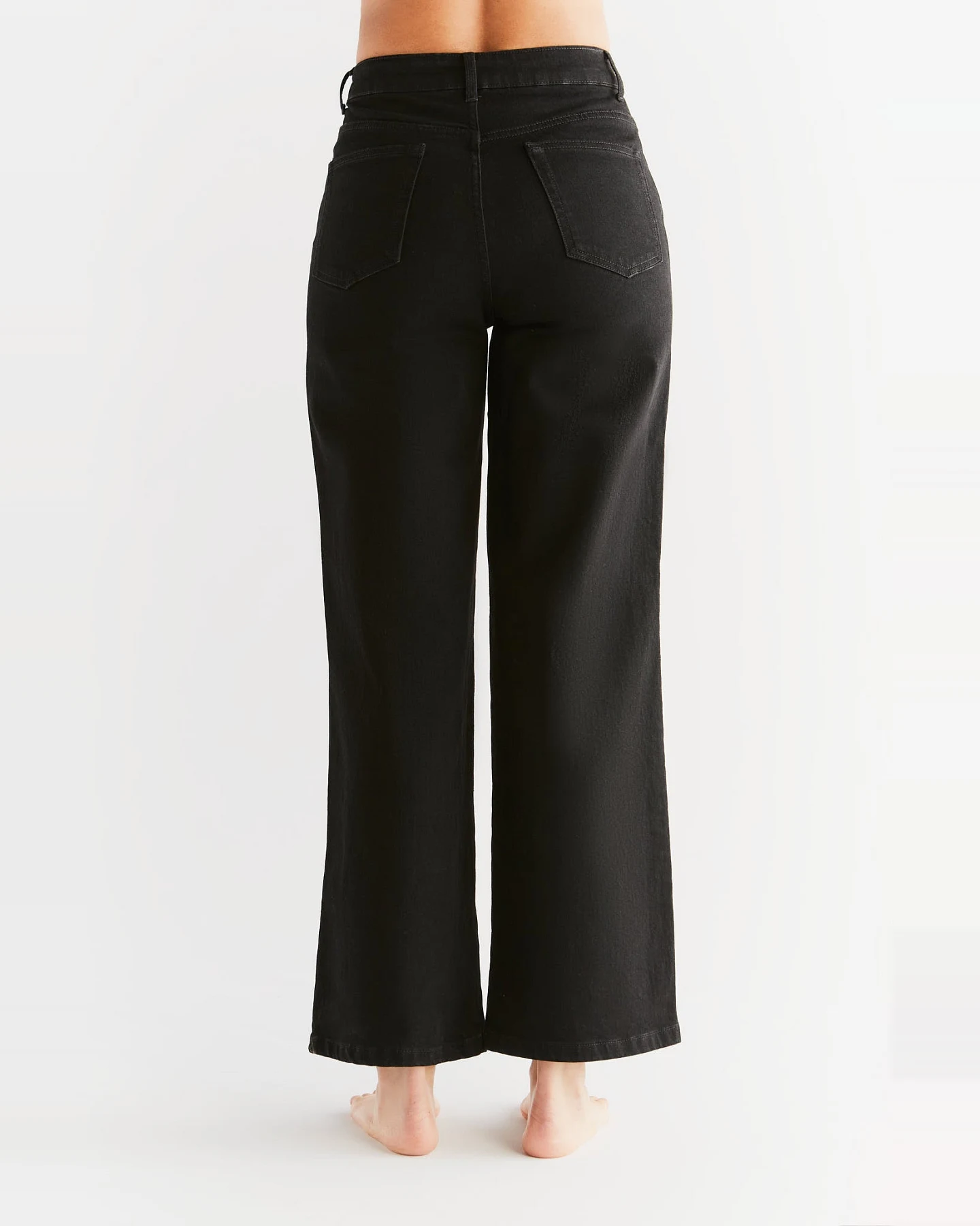 Evermind Damen vegan Weit Geschnittene Jeans Coal Black – Ansicht 2