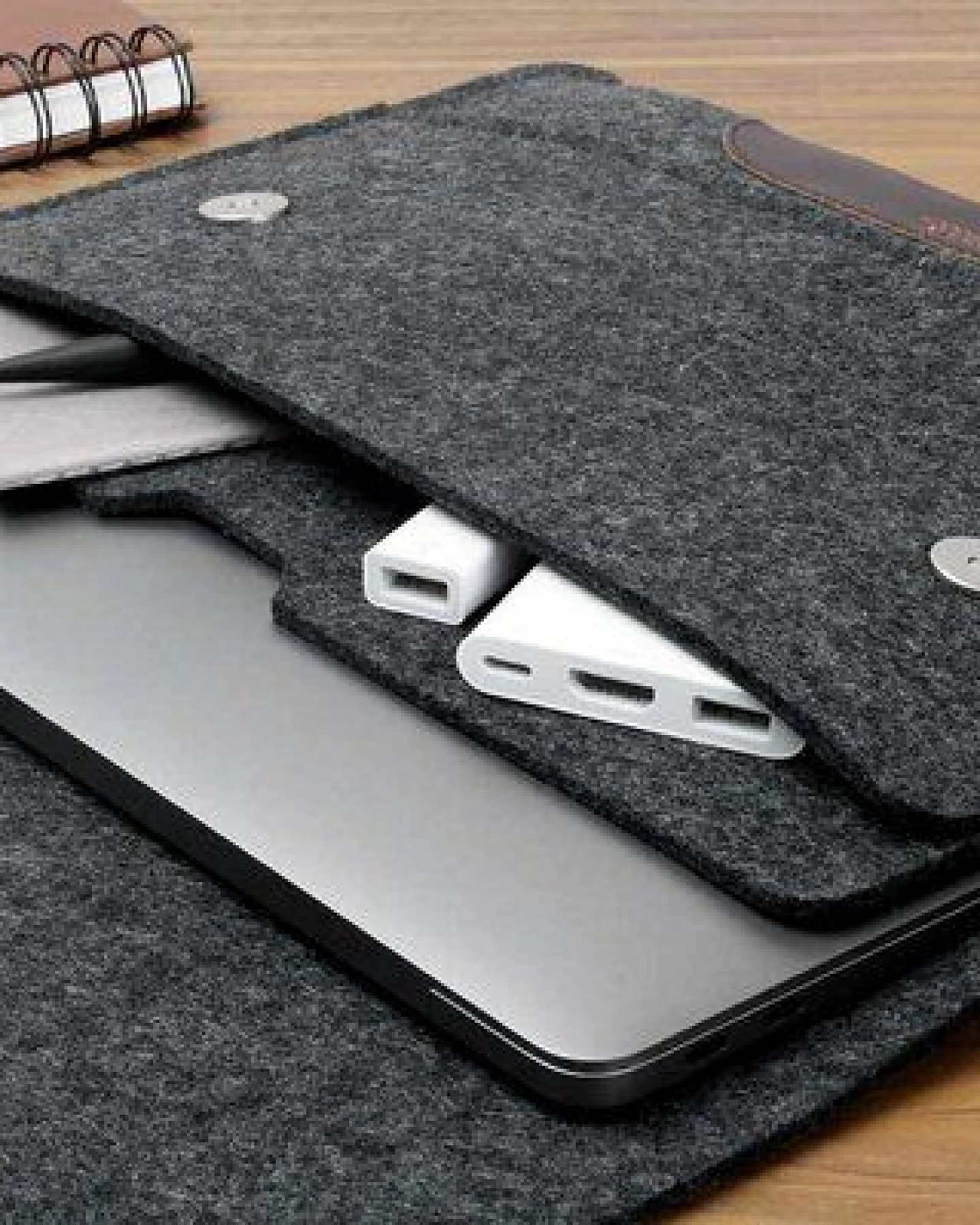 Pack & Smooch Macbook Pro13/Air13 (M5 Max.) und NEO (2026) Hülle Hampshire 100% Wollfilz, Naturleder – Ansicht 4