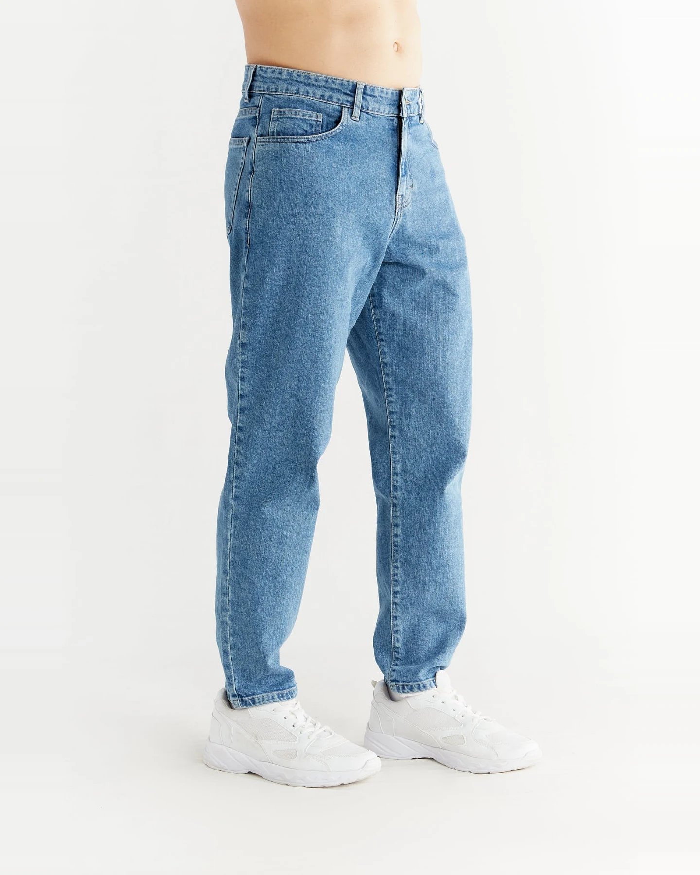 Evermind Herren vegan Jeans Karotte Fit Day Himmelblau – Ansicht 2