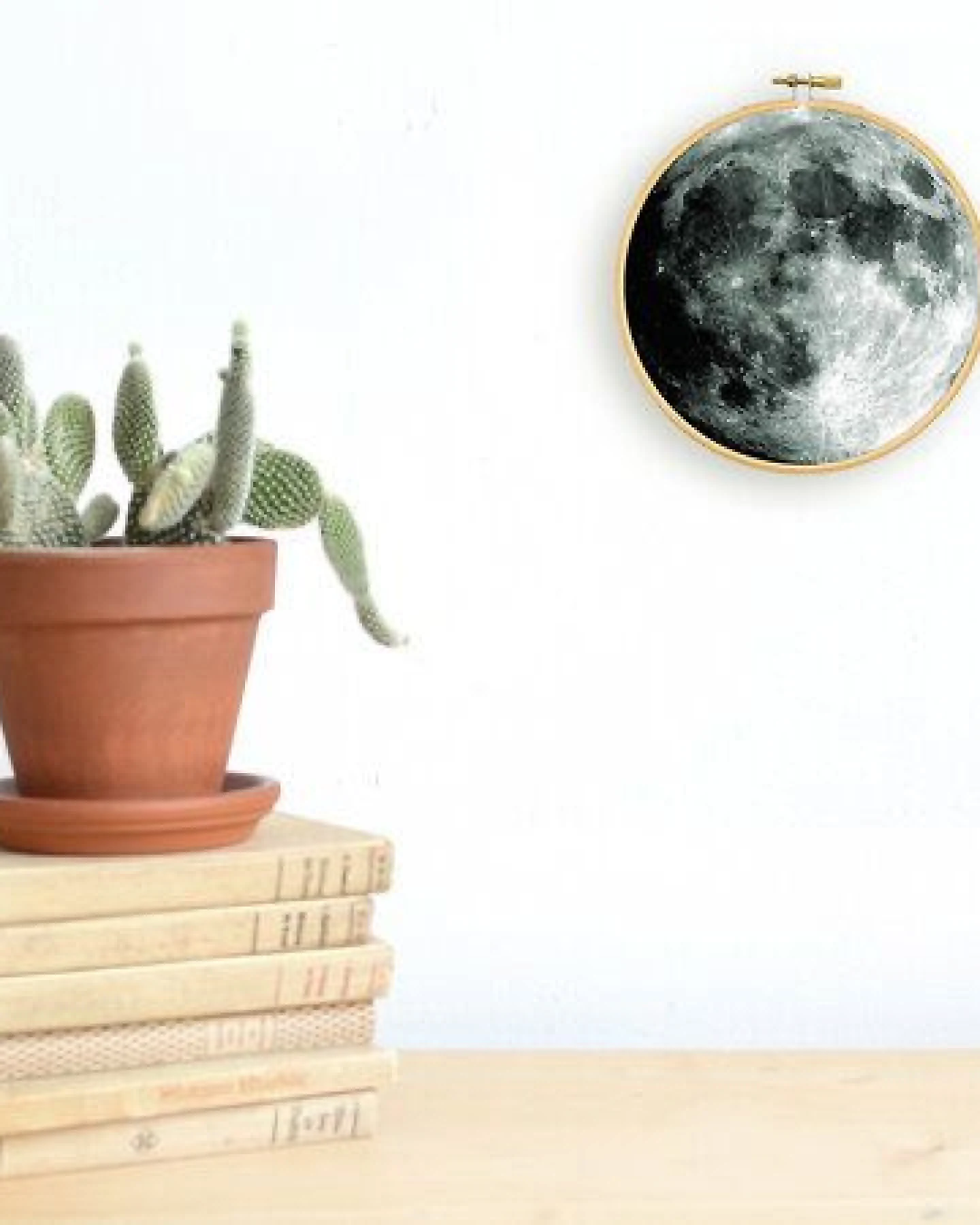renna deluxe Mond im Stickrahmen als Bild – Ansicht 2