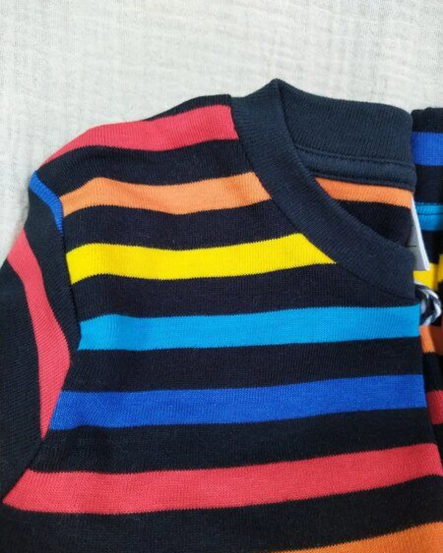 The QT veganes Kinder-Langarmshirt – Bunte Streifen – Ansicht 2