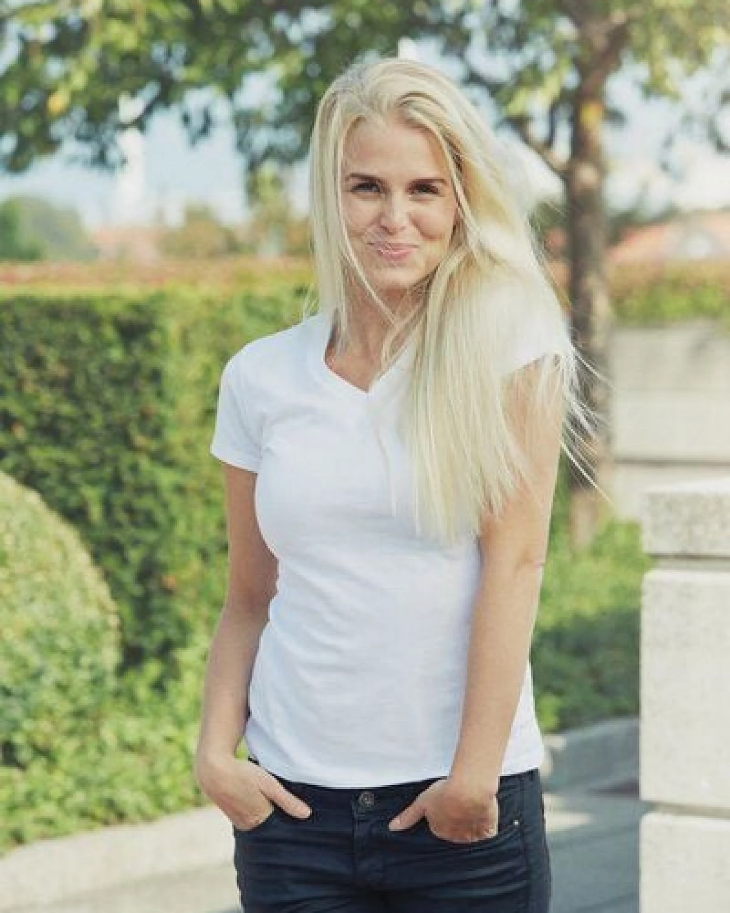 Neutral® Damen T-Shirt von Neutral Bio Baumwolle V-Neck – Ansicht 2