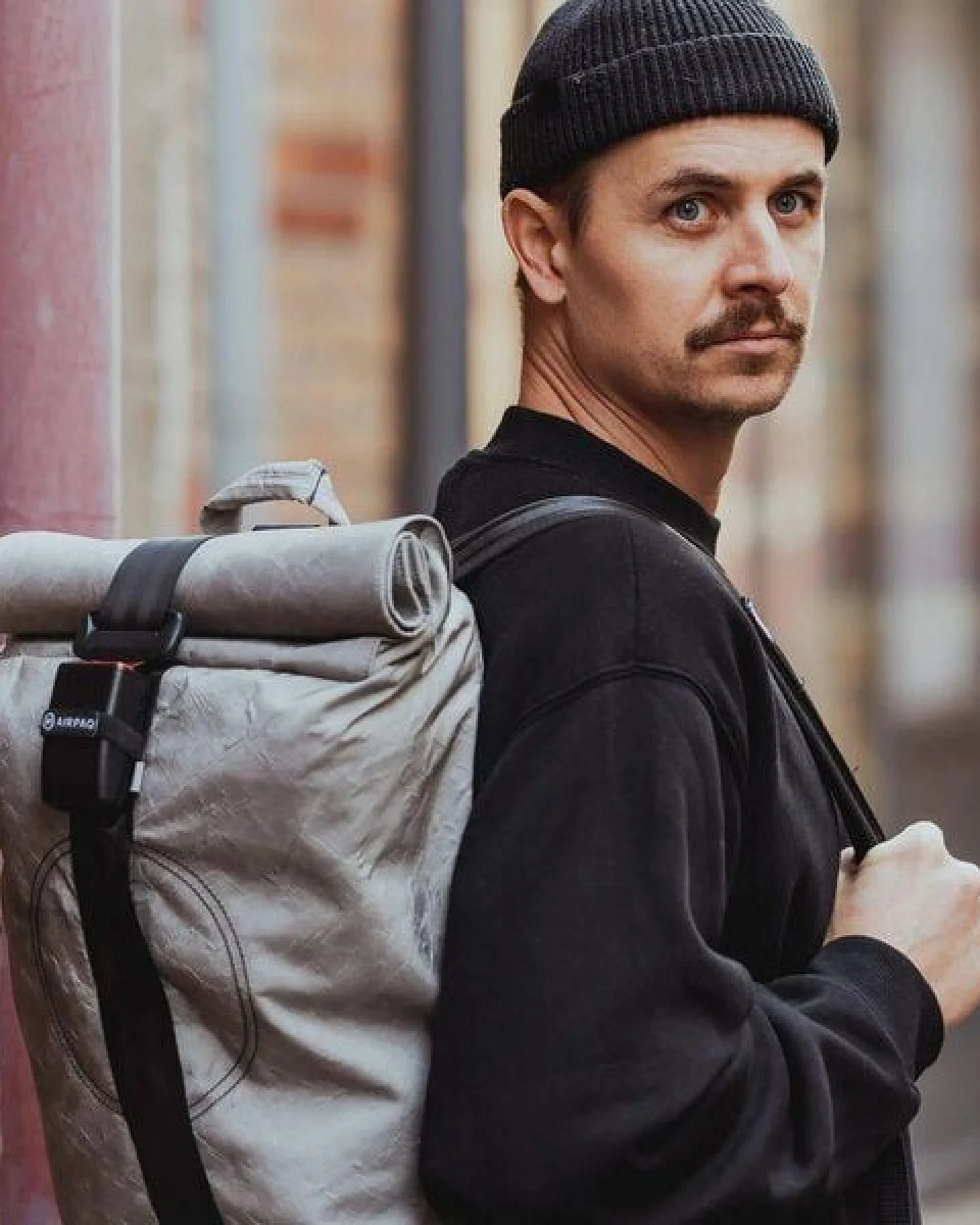 Airpaq Rucksack aus unkaputtbarem Automaterial – Ansicht 2